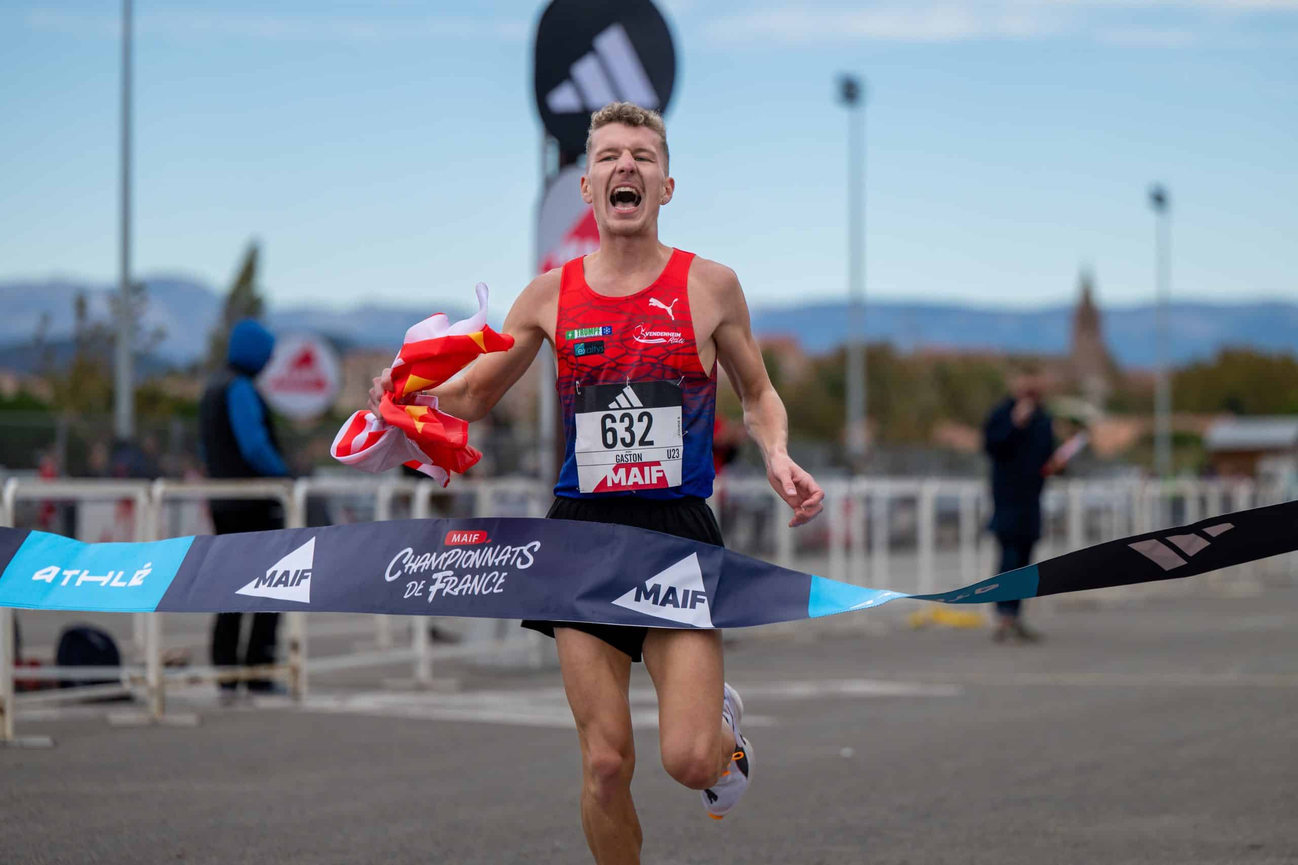 Ambiance particulière sur ce championnat de France de 5km : pas d’arche d’arrivée, pas de banderoles, pas de pancartes… Le vent est bel et bien venu jouer le trouble-fête aux Championnats de France de 5 km ce dimanche 26 octobre à Fréjus. Si les organisateurs ont pensé à annuler l’évènement suite au passage de la tempête Benjamin et les risques de rafales de vent violentes ce dimanche, ce championnat a finalement bien pu avoir lieu mais des adaptations étaient de mises afin d’assurer la sécurité des personnes sur le site. Face à des conditions plus propices à du sport de voile que de la course à pied, c’est Camille Place et Pierrick Jocteur-Monrozier qui glanent la médaille d’or sur les courses Élites de ce championnat.