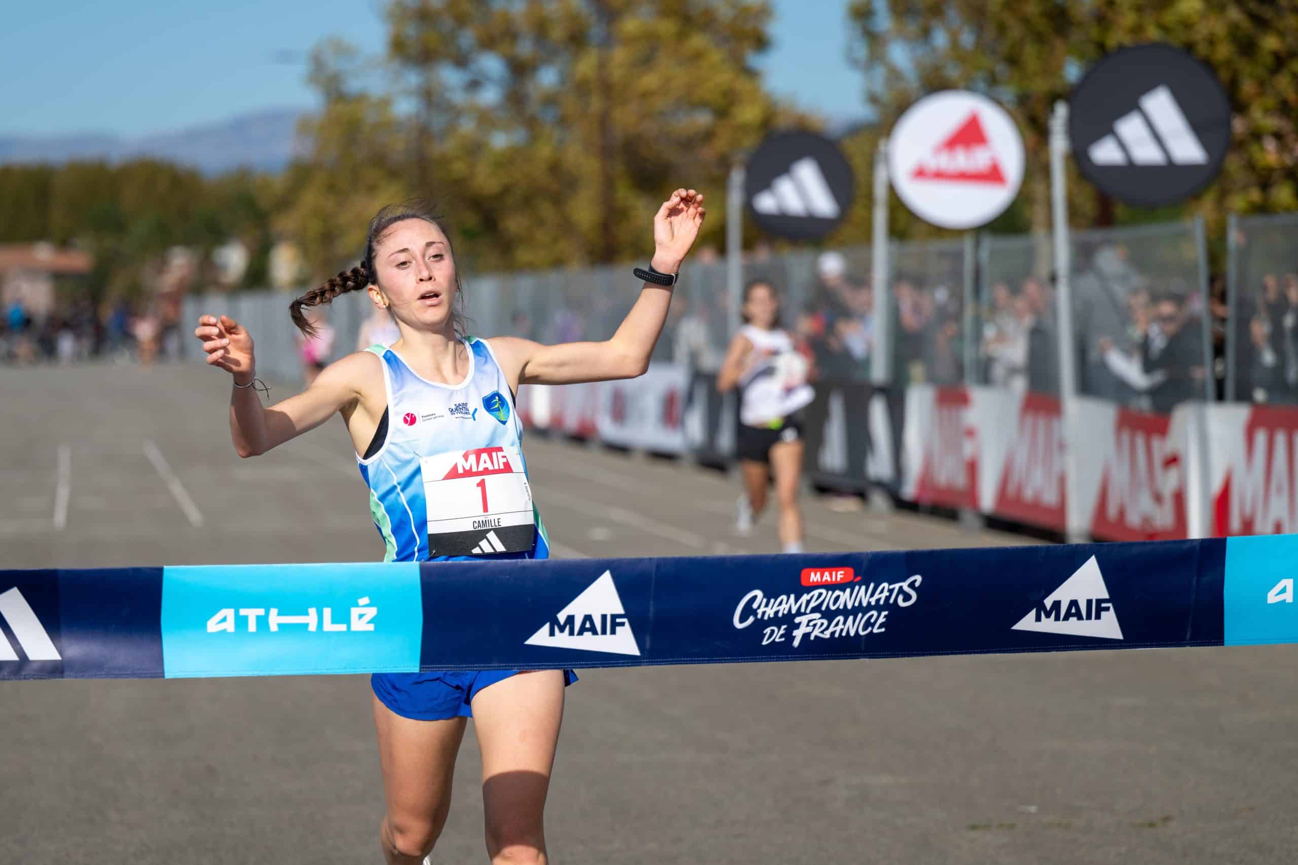 Ambiance particulière sur ce championnat de France de 5km : pas d’arche d’arrivée, pas de banderoles, pas de pancartes… Le vent est bel et bien venu jouer le trouble-fête aux Championnats de France de 5 km ce dimanche 26 octobre à Fréjus. Si les organisateurs ont pensé à annuler l’évènement suite au passage de la tempête Benjamin et les risques de rafales de vent violentes ce dimanche, ce championnat a finalement bien pu avoir lieu mais des adaptations étaient de mises afin d’assurer la sécurité des personnes sur le site. Face à des conditions plus propices à du sport de voile que de la course à pied, c’est Camille Place et Pierrick Jocteur-Monrozier qui glanent la médaille d’or sur les courses Élites de ce championnat.