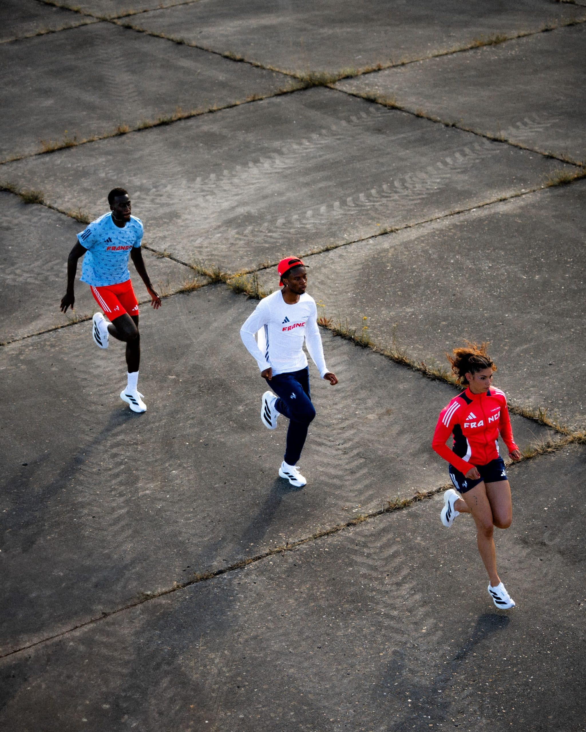 À deux jours du coup d’envoi des Championnats du Monde d’Athlétisme de Tokyo (13 au 21 septembre 2025), adidas a dévoilé la collection que porteront les athlètes français. La célèbre marque aux 3 bandes lance une ligne pleine de style et d’innovation. Un vrai mélange de design symbolique tricolore et de technologie pour la haute performance, conçu pour accompagner les Bleus dans leur quête de médailles au cœur du stade national japonais.