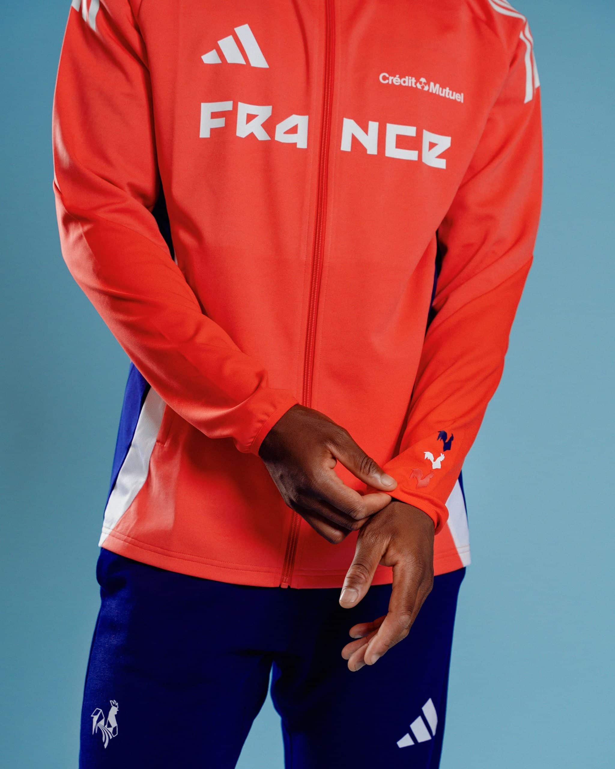 À deux jours du coup d’envoi des Championnats du Monde d’Athlétisme de Tokyo (13 au 21 septembre 2025), adidas a dévoilé la collection que porteront les athlètes français. La célèbre marque aux 3 bandes lance une ligne pleine de style et d’innovation. Un vrai mélange de design symbolique tricolore et de technologie pour la haute performance, conçu pour accompagner les Bleus dans leur quête de médailles au cœur du stade national japonais.