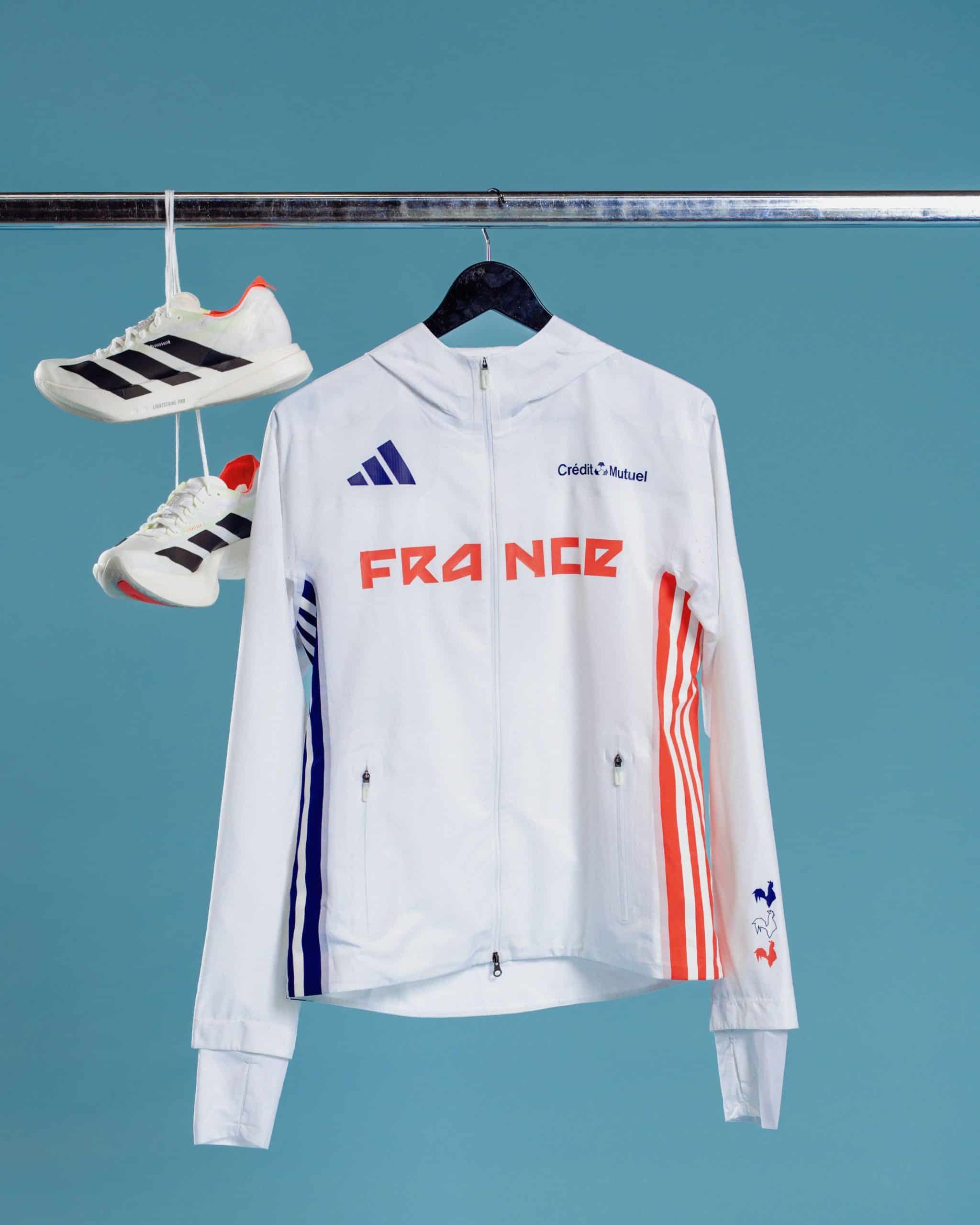À deux jours du coup d’envoi des Championnats du Monde d’Athlétisme de Tokyo (13 au 21 septembre 2025), adidas a dévoilé la collection que porteront les athlètes français. La célèbre marque aux 3 bandes lance une ligne pleine de style et d’innovation. Un vrai mélange de design symbolique tricolore et de technologie pour la haute performance, conçu pour accompagner les Bleus dans leur quête de médailles au cœur du stade national japonais.