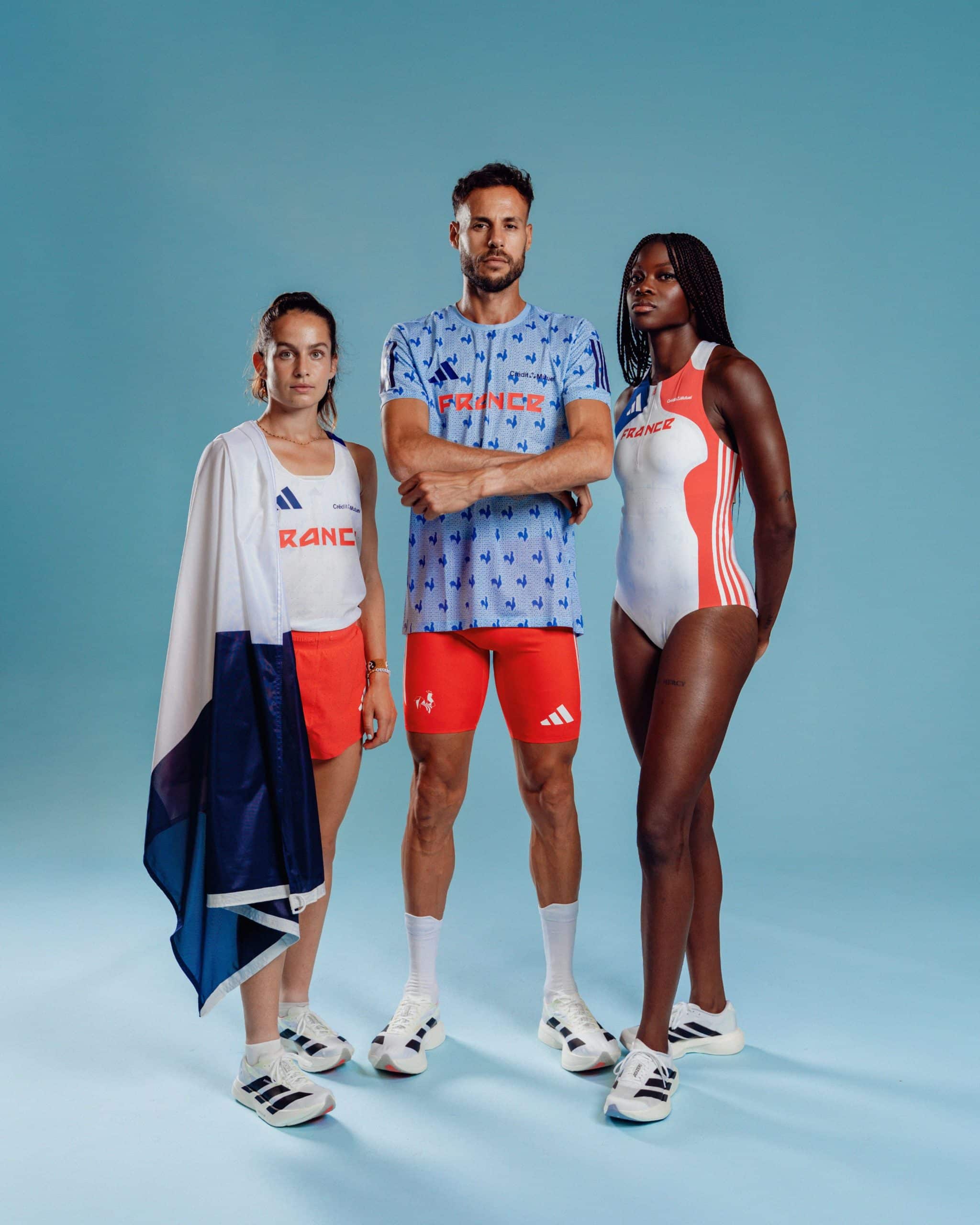 À deux jours du coup d’envoi des Championnats du Monde d’Athlétisme de Tokyo (13 au 21 septembre 2025), adidas a dévoilé la collection que porteront les athlètes français. La célèbre marque aux 3 bandes lance une ligne pleine de style et d’innovation. Un vrai mélange de design symbolique tricolore et de technologie pour la haute performance, conçu pour accompagner les Bleus dans leur quête de médailles au cœur du stade national japonais.