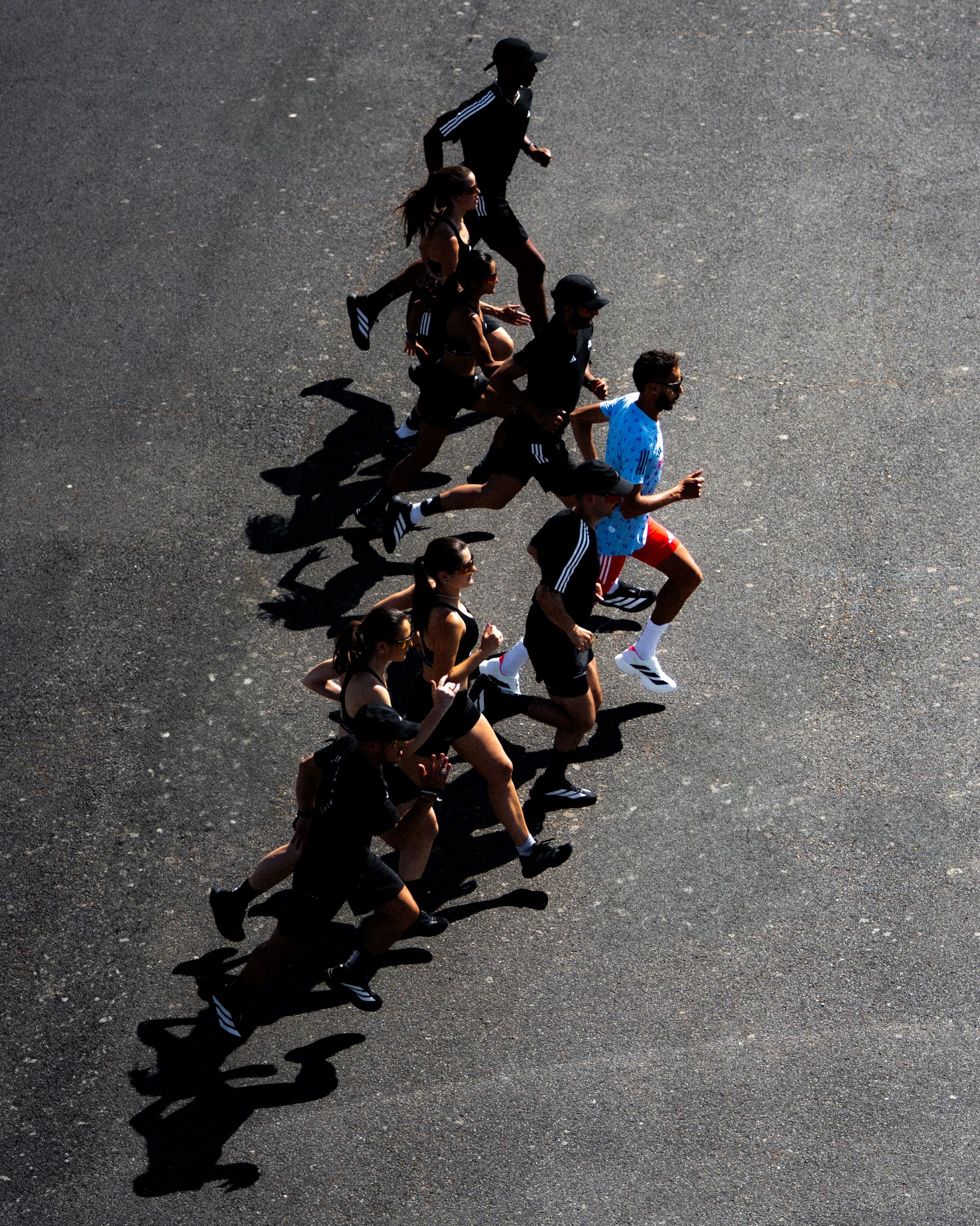À deux jours du coup d’envoi des Championnats du Monde d’Athlétisme de Tokyo (13 au 21 septembre 2025), adidas a dévoilé la collection que porteront les athlètes français. La célèbre marque aux 3 bandes lance une ligne pleine de style et d’innovation. Un vrai mélange de design symbolique tricolore et de technologie pour la haute performance, conçu pour accompagner les Bleus dans leur quête de médailles au cœur du stade national japonais.