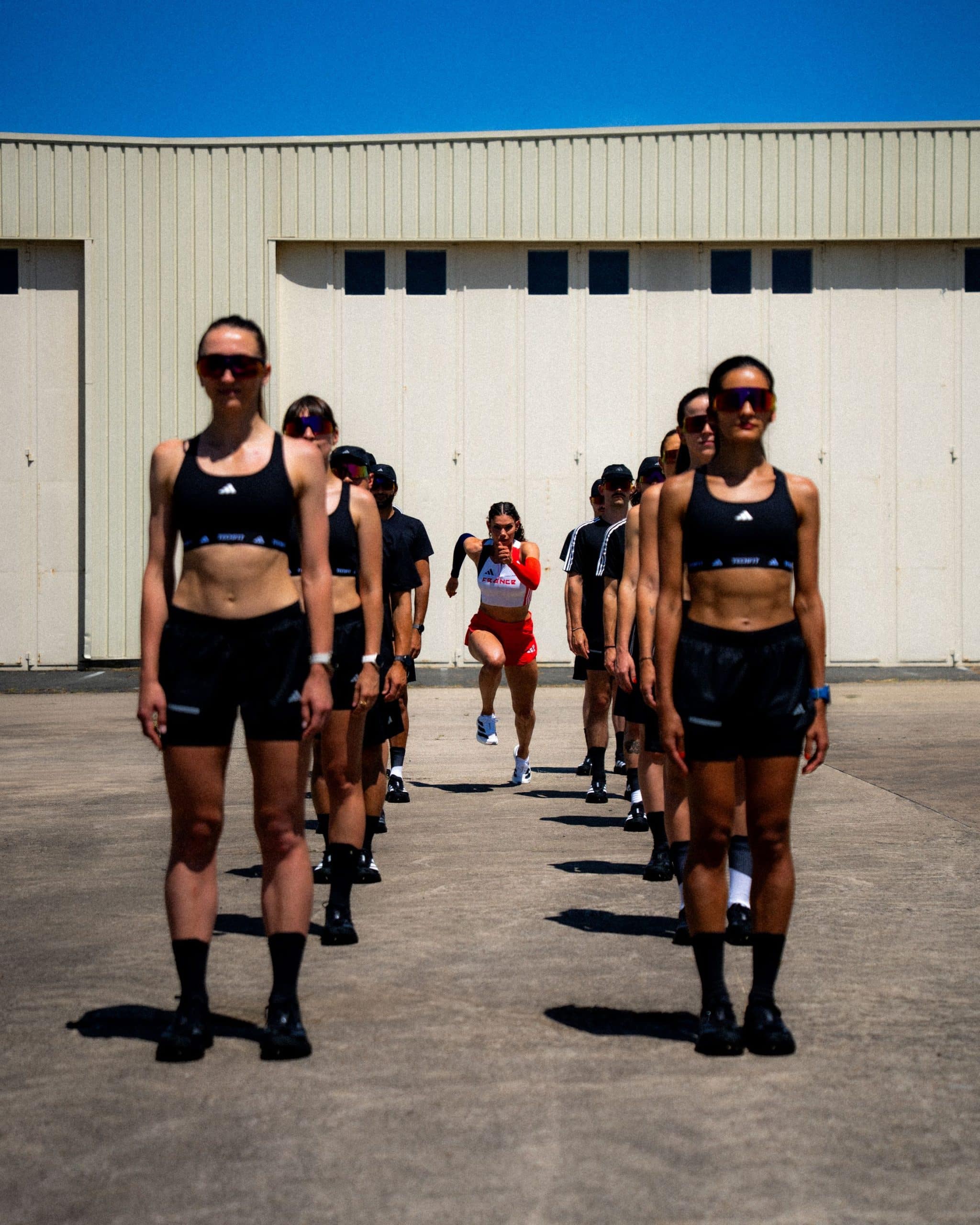 À deux jours du coup d’envoi des Championnats du Monde d’Athlétisme de Tokyo (13 au 21 septembre 2025), adidas a dévoilé la collection que porteront les athlètes français. La célèbre marque aux 3 bandes lance une ligne pleine de style et d’innovation. Un vrai mélange de design symbolique tricolore et de technologie pour la haute performance, conçu pour accompagner les Bleus dans leur quête de médailles au cœur du stade national japonais.