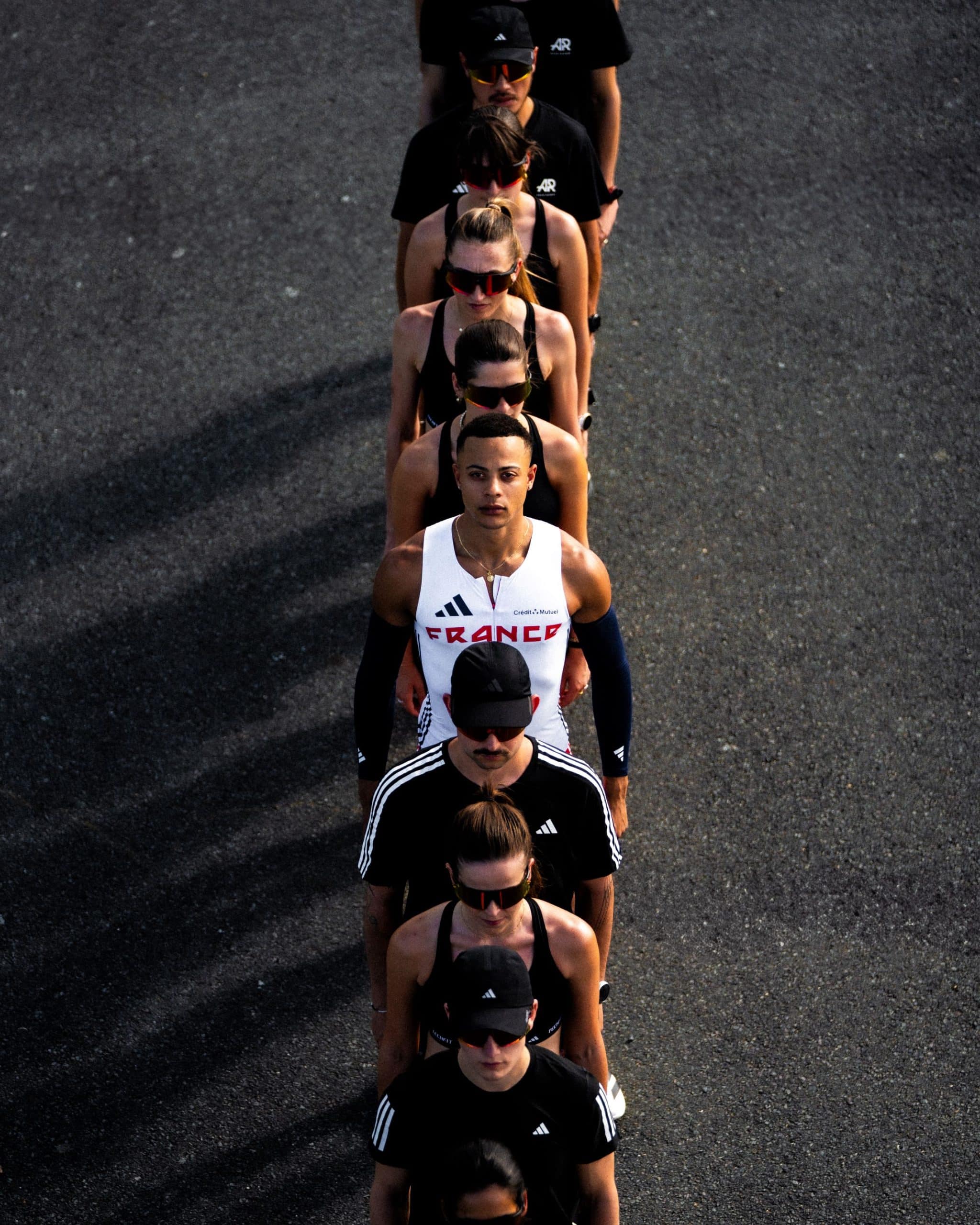 À deux jours du coup d’envoi des Championnats du Monde d’Athlétisme de Tokyo (13 au 21 septembre 2025), adidas a dévoilé la collection que porteront les athlètes français. La célèbre marque aux 3 bandes lance une ligne pleine de style et d’innovation. Un vrai mélange de design symbolique tricolore et de technologie pour la haute performance, conçu pour accompagner les Bleus dans leur quête de médailles au cœur du stade national japonais.