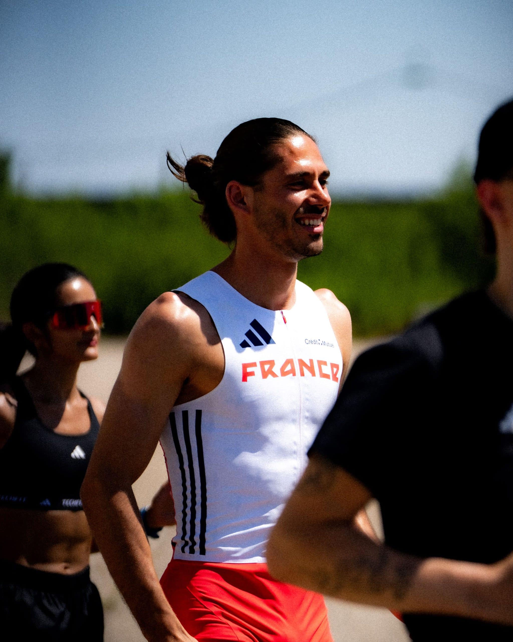 À deux jours du coup d’envoi des Championnats du Monde d’Athlétisme de Tokyo (13 au 21 septembre 2025), adidas a dévoilé la collection que porteront les athlètes français. La célèbre marque aux 3 bandes lance une ligne pleine de style et d’innovation. Un vrai mélange de design symbolique tricolore et de technologie pour la haute performance, conçu pour accompagner les Bleus dans leur quête de médailles au cœur du stade national japonais.
