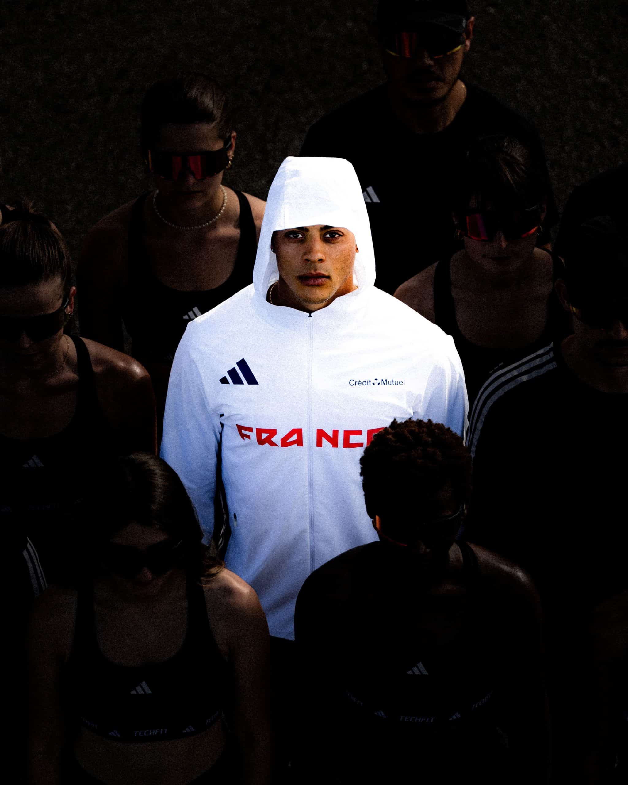 À deux jours du coup d’envoi des Championnats du Monde d’Athlétisme de Tokyo (13 au 21 septembre 2025), adidas a dévoilé la collection que porteront les athlètes français. La célèbre marque aux 3 bandes lance une ligne pleine de style et d’innovation. Un vrai mélange de design symbolique tricolore et de technologie pour la haute performance, conçu pour accompagner les Bleus dans leur quête de médailles au cœur du stade national japonais.