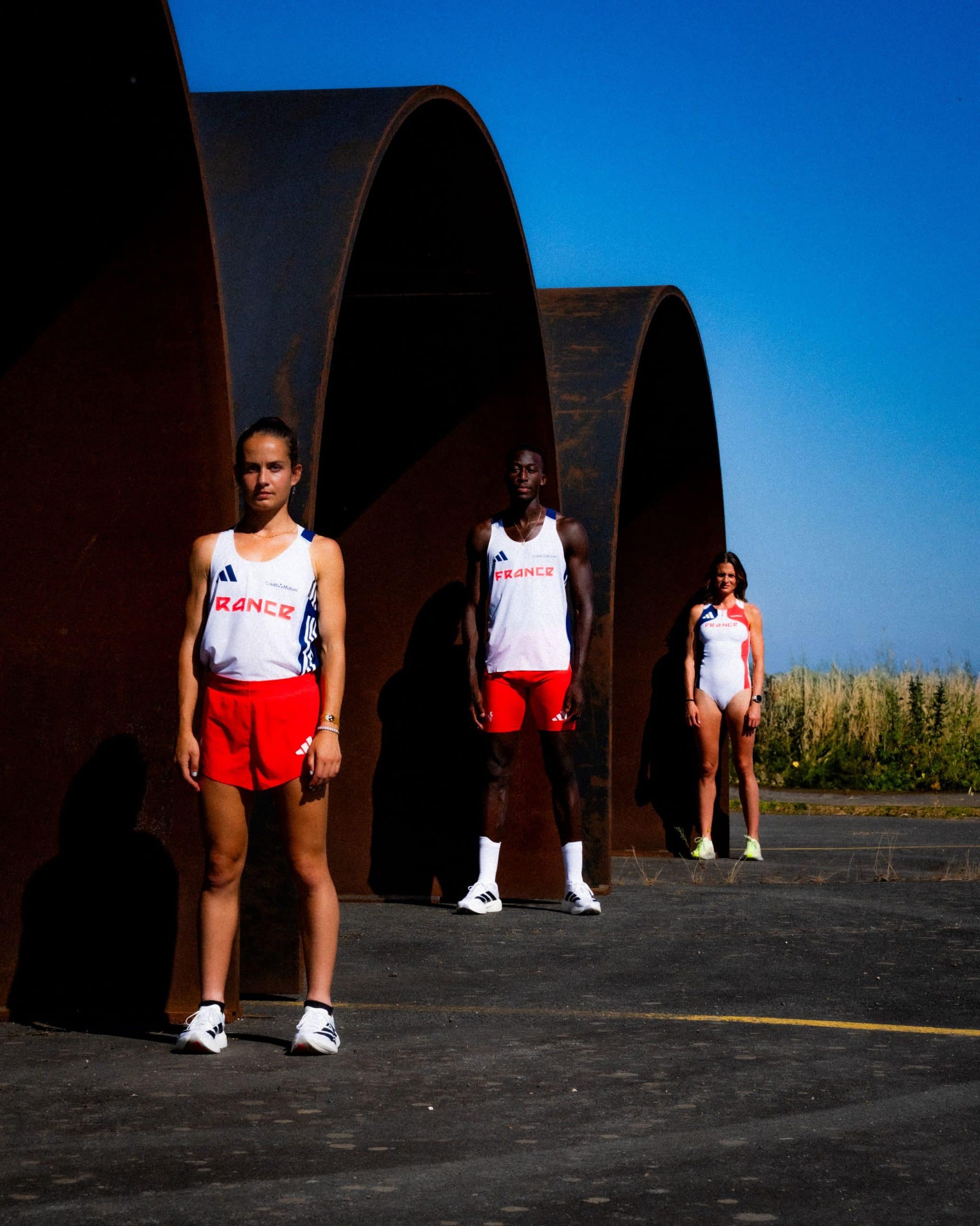 À deux jours du coup d’envoi des Championnats du Monde d’Athlétisme de Tokyo (13 au 21 septembre 2025), adidas a dévoilé la collection que porteront les athlètes français. La célèbre marque aux 3 bandes lance une ligne pleine de style et d’innovation. Un vrai mélange de design symbolique tricolore et de technologie pour la haute performance, conçu pour accompagner les Bleus dans leur quête de médailles au cœur du stade national japonais.