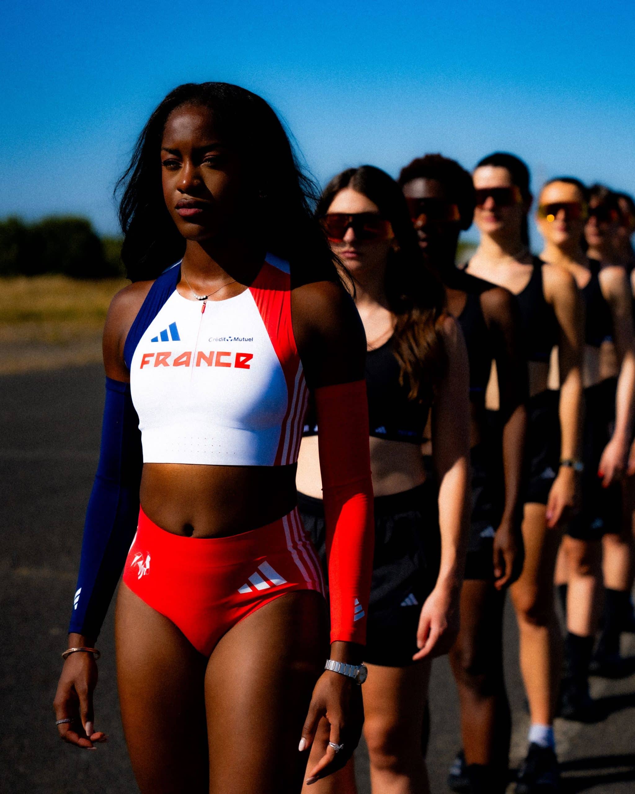 À deux jours du coup d’envoi des Championnats du Monde d’Athlétisme de Tokyo (13 au 21 septembre 2025), adidas a dévoilé la collection que porteront les athlètes français. La célèbre marque aux 3 bandes lance une ligne pleine de style et d’innovation. Un vrai mélange de design symbolique tricolore et de technologie pour la haute performance, conçu pour accompagner les Bleus dans leur quête de médailles au cœur du stade national japonais.