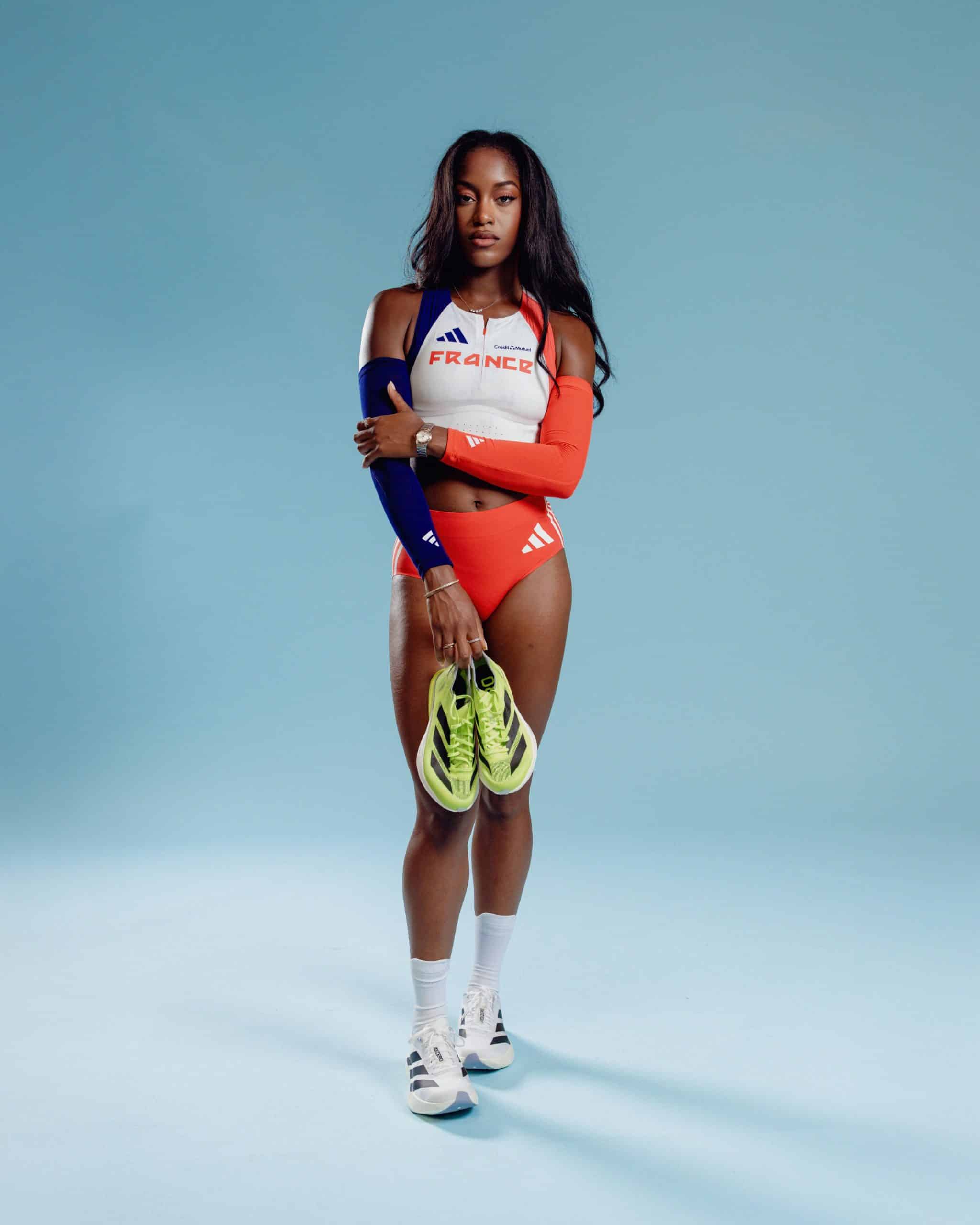 À deux jours du coup d’envoi des Championnats du Monde d’Athlétisme de Tokyo (13 au 21 septembre 2025), adidas a dévoilé la collection que porteront les athlètes français. La célèbre marque aux 3 bandes lance une ligne pleine de style et d’innovation. Un vrai mélange de design symbolique tricolore et de technologie pour la haute performance, conçu pour accompagner les Bleus dans leur quête de médailles au cœur du stade national japonais.