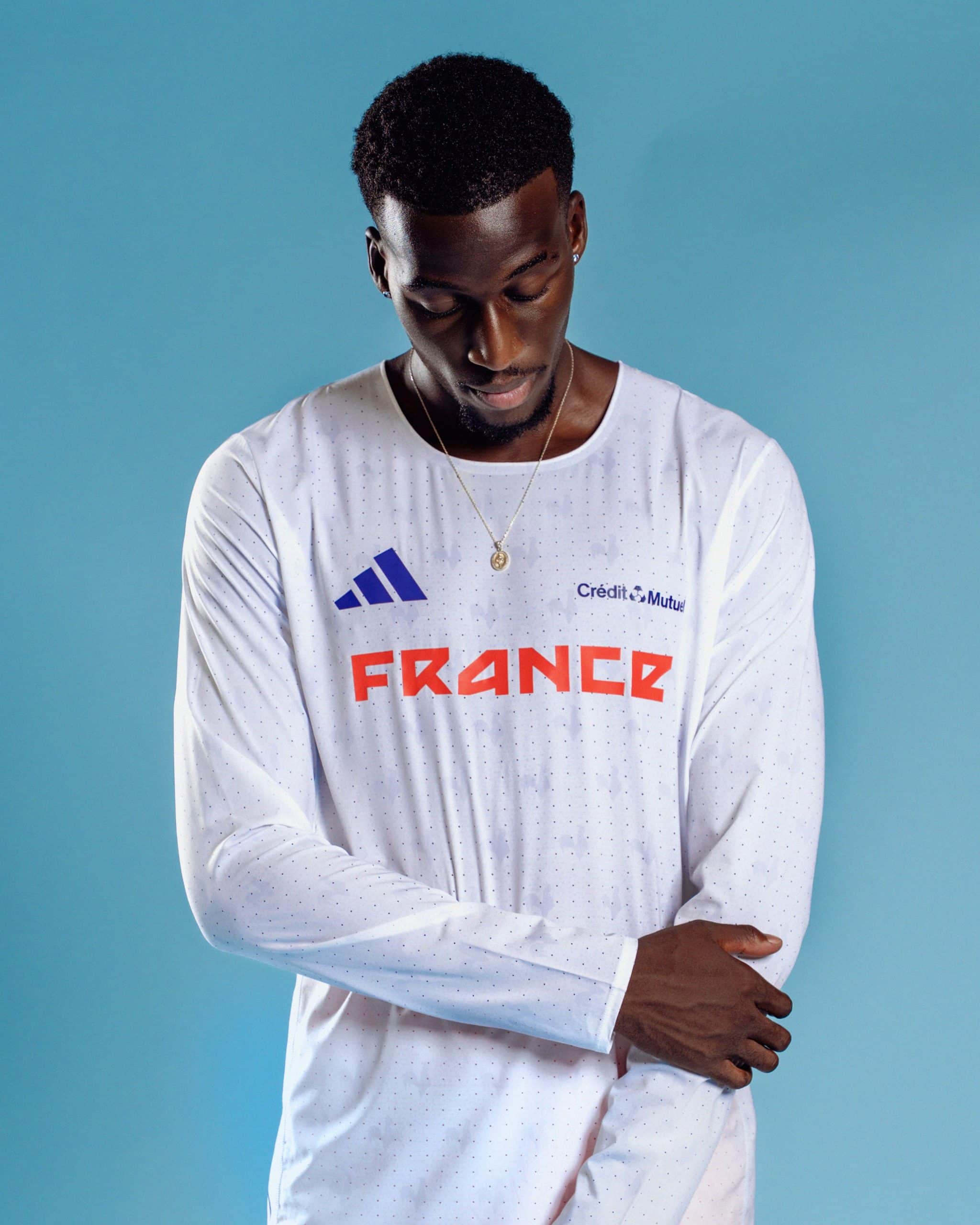 À deux jours du coup d’envoi des Championnats du Monde d’Athlétisme de Tokyo (13 au 21 septembre 2025), adidas a dévoilé la collection que porteront les athlètes français. La célèbre marque aux 3 bandes lance une ligne pleine de style et d’innovation. Un vrai mélange de design symbolique tricolore et de technologie pour la haute performance, conçu pour accompagner les Bleus dans leur quête de médailles au cœur du stade national japonais.