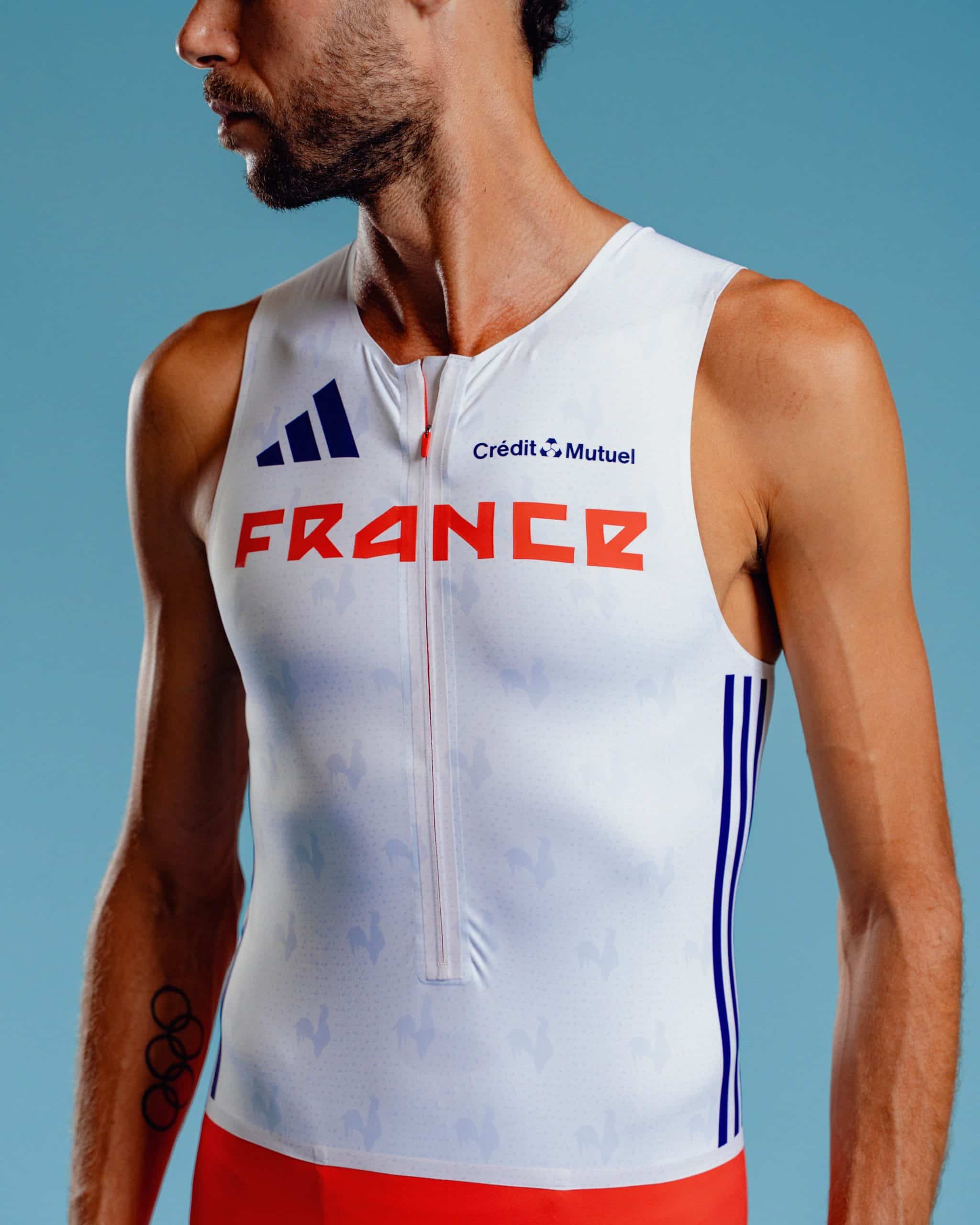 À deux jours du coup d’envoi des Championnats du Monde d’Athlétisme de Tokyo (13 au 21 septembre 2025), adidas a dévoilé la collection que porteront les athlètes français. La célèbre marque aux 3 bandes lance une ligne pleine de style et d’innovation. Un vrai mélange de design symbolique tricolore et de technologie pour la haute performance, conçu pour accompagner les Bleus dans leur quête de médailles au cœur du stade national japonais.