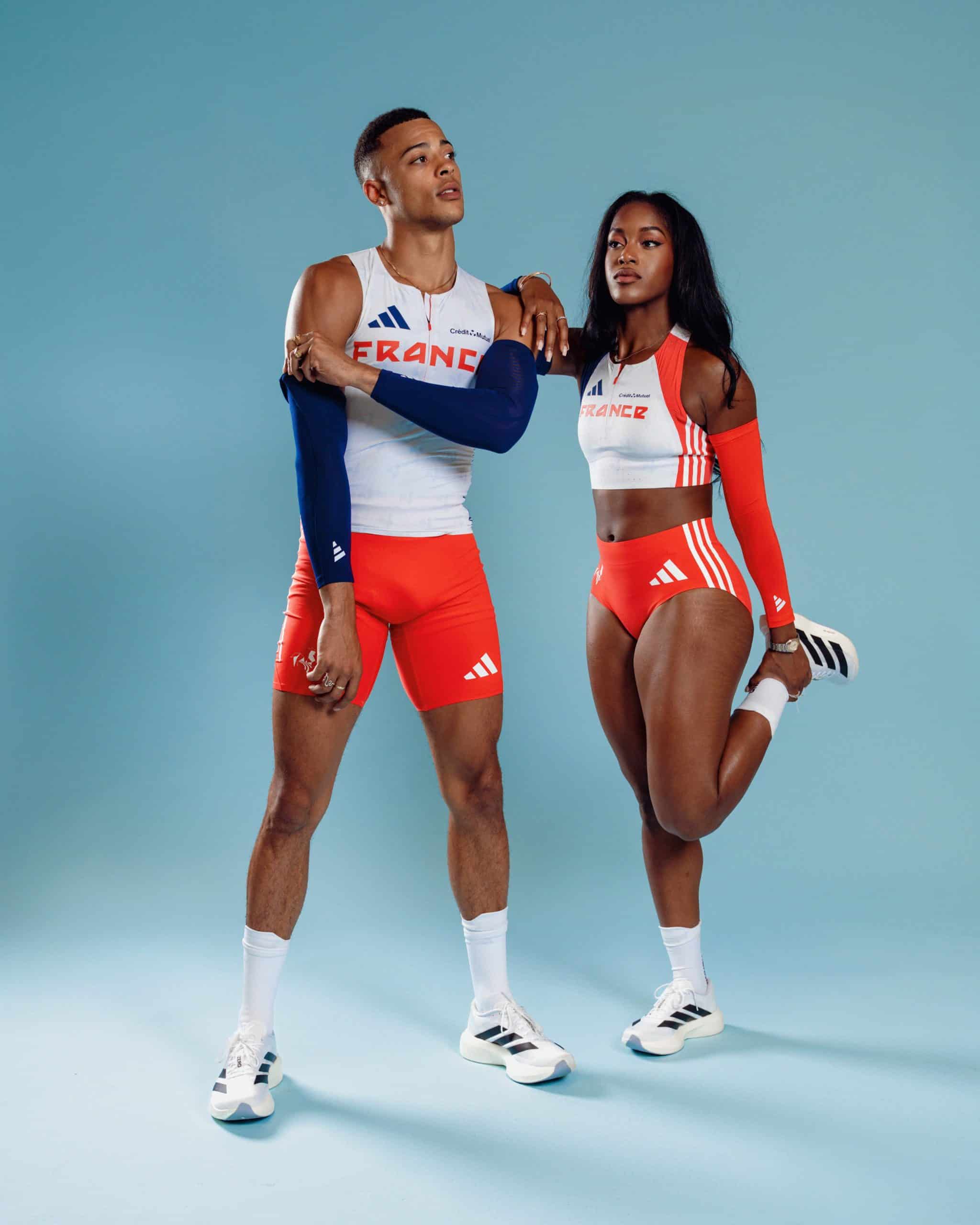 À deux jours du coup d’envoi des Championnats du Monde d’Athlétisme de Tokyo (13 au 21 septembre 2025), adidas a dévoilé la collection que porteront les athlètes français. La célèbre marque aux 3 bandes lance une ligne pleine de style et d’innovation. Un vrai mélange de design symbolique tricolore et de technologie pour la haute performance, conçu pour accompagner les Bleus dans leur quête de médailles au cœur du stade national japonais.