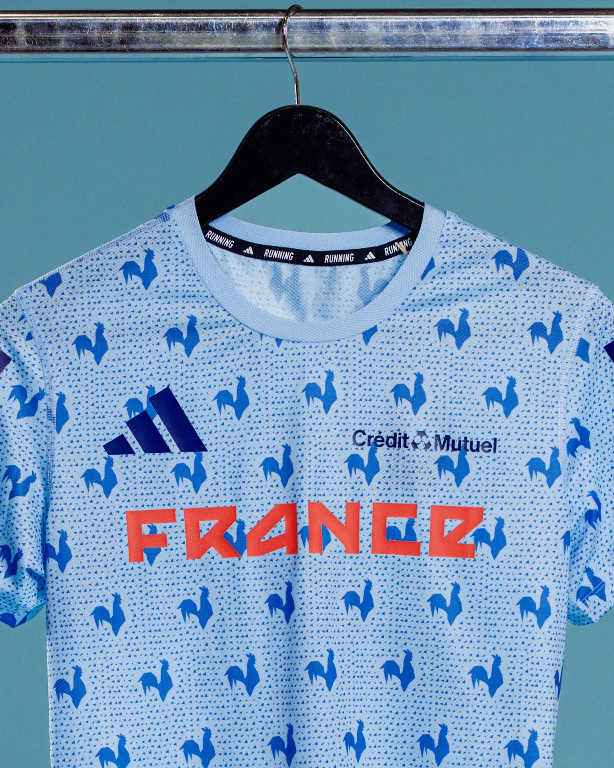 À deux jours du coup d’envoi des Championnats du Monde d’Athlétisme de Tokyo (13 au 21 septembre 2025), adidas a dévoilé la collection que porteront les athlètes français. La célèbre marque aux 3 bandes lance une ligne pleine de style et d’innovation. Un vrai mélange de design symbolique tricolore et de technologie pour la haute performance, conçu pour accompagner les Bleus dans leur quête de médailles au cœur du stade national japonais.