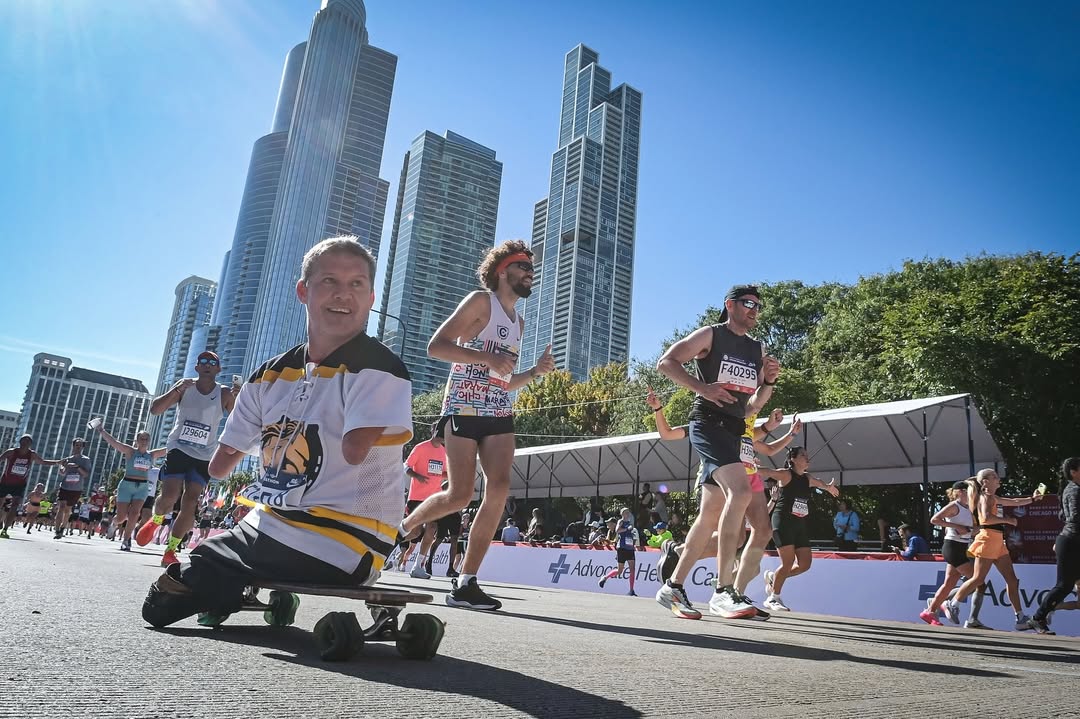 Né sans bras ni jambes, Chris Koch a bouclé le Marathon de Chicago en 4h16 sur son longboard. Une leçon de courage et de liberté.
