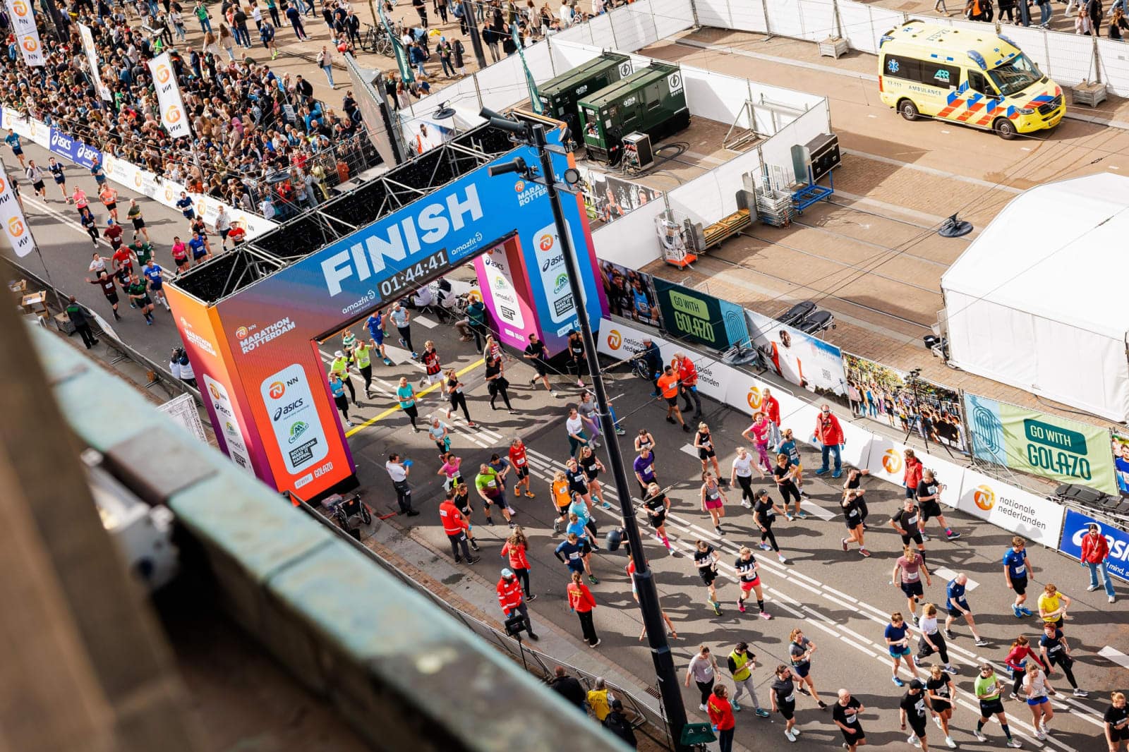 Organisé le deuxième week-end d’avril dans la deuxième plus grande ville des Pays-Bas, le Marathon de Rotterdam attire les regards des passionnés du macadam. Réputé pour être l’un des plus rapides au monde, le Marathon de Rotterdam rassemble chaque année des milliers de coureurs venus repousser leurs limites sur un parcours plat et spectaculaire. Entre ambiance de fête, ferveur populaire et organisation irréprochable, l’événement s’est imposé comme une référence en Europe. Avec ses records impressionnants et son tracé mythique au cœur de la ville, le Marathon de Rotterdam coche toutes les cases d’un grand rendez-vous sportif. Mais avant de fouler l’asphalte de la Coolsingel, encore faut-il décrocher son dossard.
