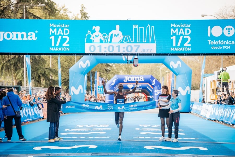 Fin mars, le Movistar Madrid Medio Maratón transforme Madrid en un véritable terrain de jeu pour les amoureux de la course sur route. Chaque année, des dizaines de milliers de coureurs, amateurs comme confirmés, viennent défier les 21,097 km sur un parcours qui traverse le cœur historique de la ville. Pour 2026, cette 25e édition est programmée le 22 mars 2026, et l’ouverture des inscriptions est déjà en cours.