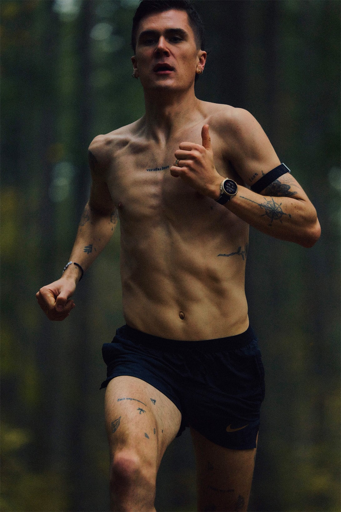 COROS dévoile la PACE 4 Jakob Ingebrigtsen : design noir & or, molette transparente, cadran 03:25. Interview exclusive du double champion olympique norvégien.