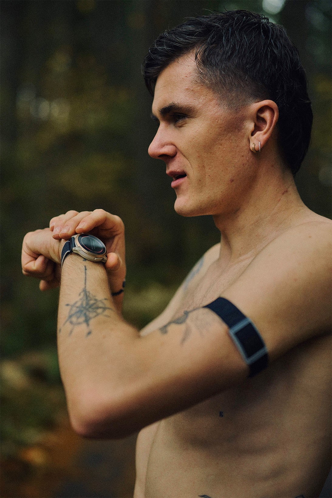 COROS dévoile la PACE 4 Jakob Ingebrigtsen : design noir & or, molette transparente, cadran 03:25. Interview exclusive du double champion olympique norvégien.
