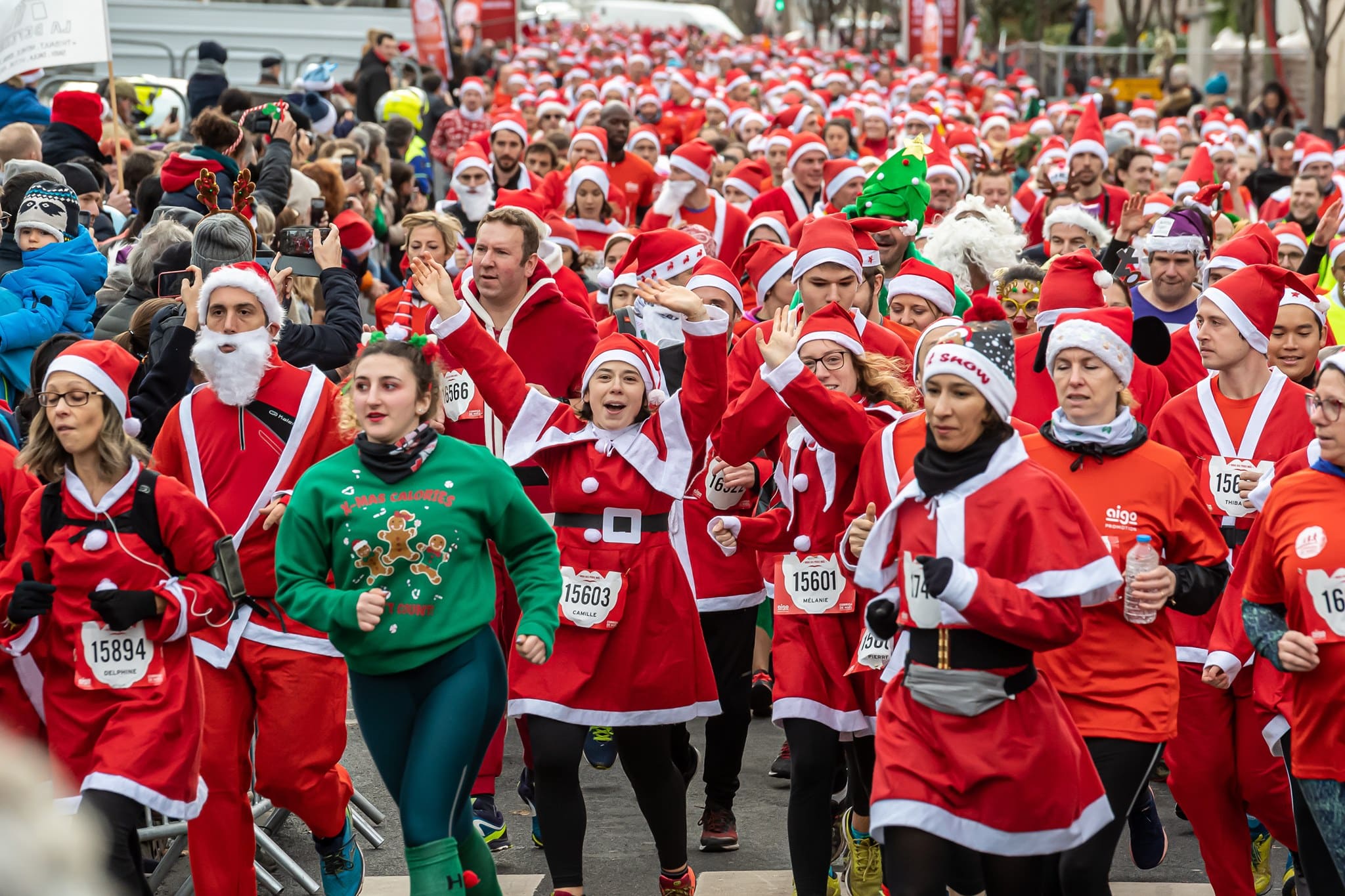 Découvrez 10 idées de cadeaux de Noël pour un runner : équipements, accessoires, récupération, montre GPS, chaussures… Le guide parfait pour gâter les passionnés de running.