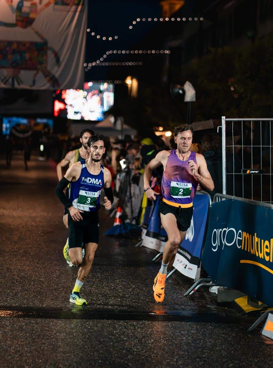 La Corrida de Bulle 2025 a couronné les Kényans Winnie Jeptarus et Boniface Kibiwott. Valentin Bresc et Nicolas-Marie Daru ont aussi brillé.