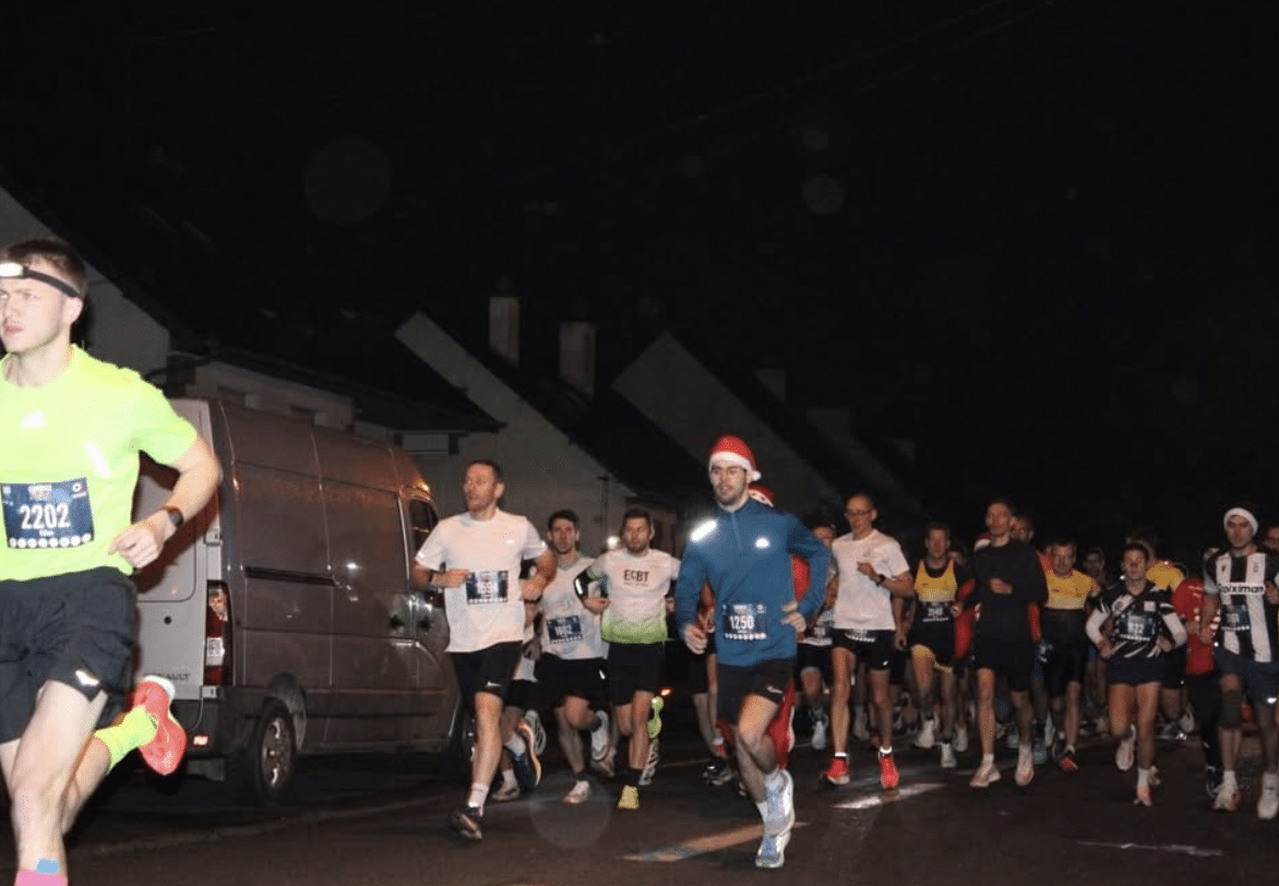 Entre performance et féérie, la première Corrida de Noël de Liffré réussie