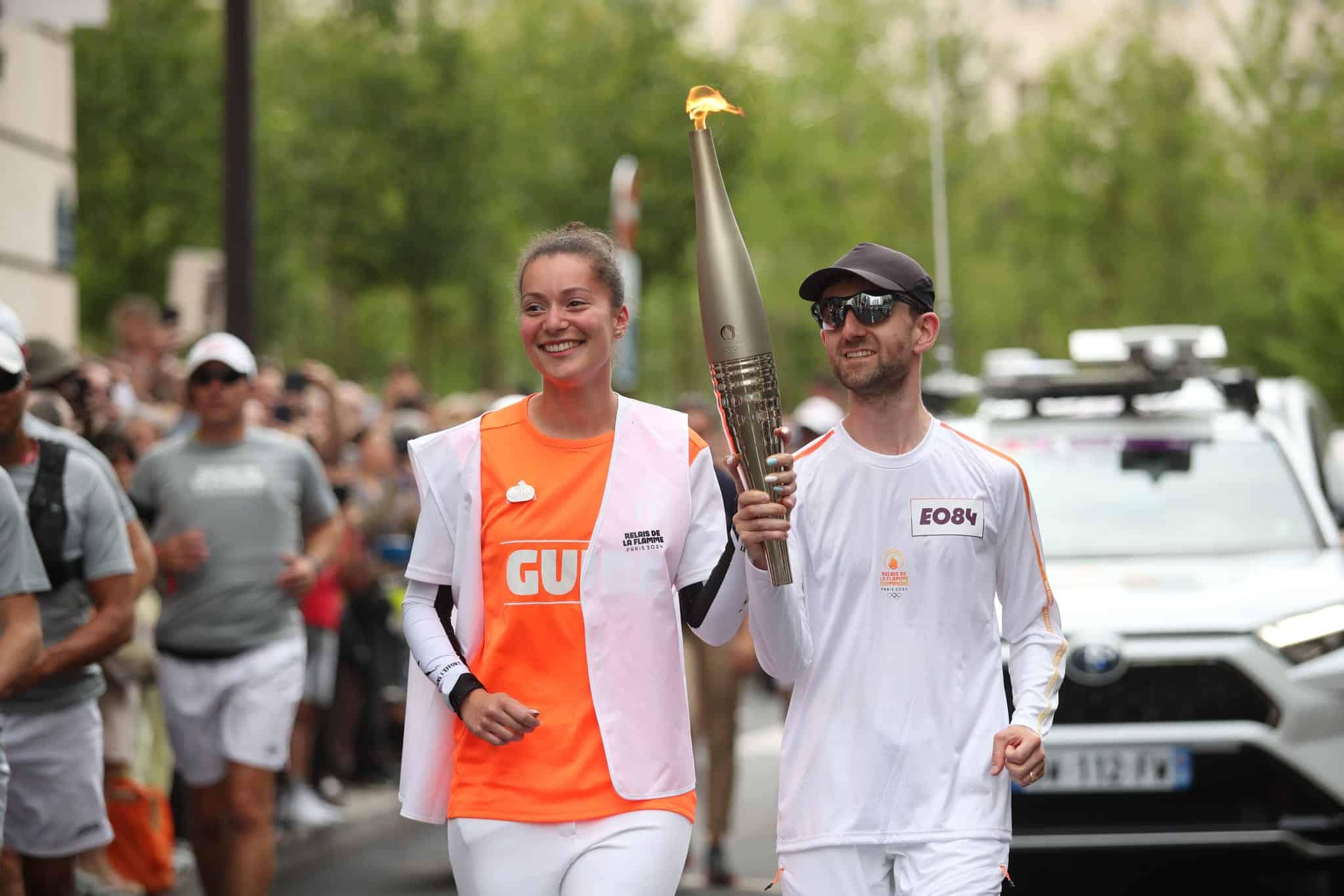 Gwendoline et Arthur se sont rencontrés sur la piste Jules Noël, dans le 14e arrondissement de Paris, lors d’une séance de course à pied... où elle devait le guider, lui, malvoyant. Aujourd'hui, ils s'aiment depuis trois ans et demi.