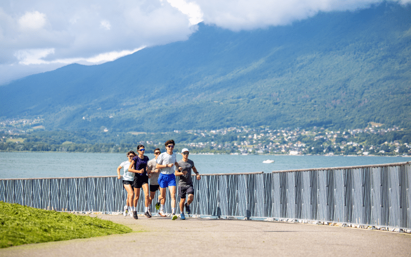 « Ô temps ! suspends ton vol, et vous, heures propices... » Ces mots, empruntés à Lamartine, résonnent particulièrement quand on parle de courir à Aix-les-Bains et dans ses environs. Entre lac et montagne, chaque foulée devient une invitation à ralentir le rythme du quotidien pour se laisser emporter par la beauté des paysages. Que vous soyez adepte de sorties tranquilles au lever du soleil ou de séances plus dynamiques avec vue imprenable, la région regorge de spots où sport et contemplation se marient à merveille.