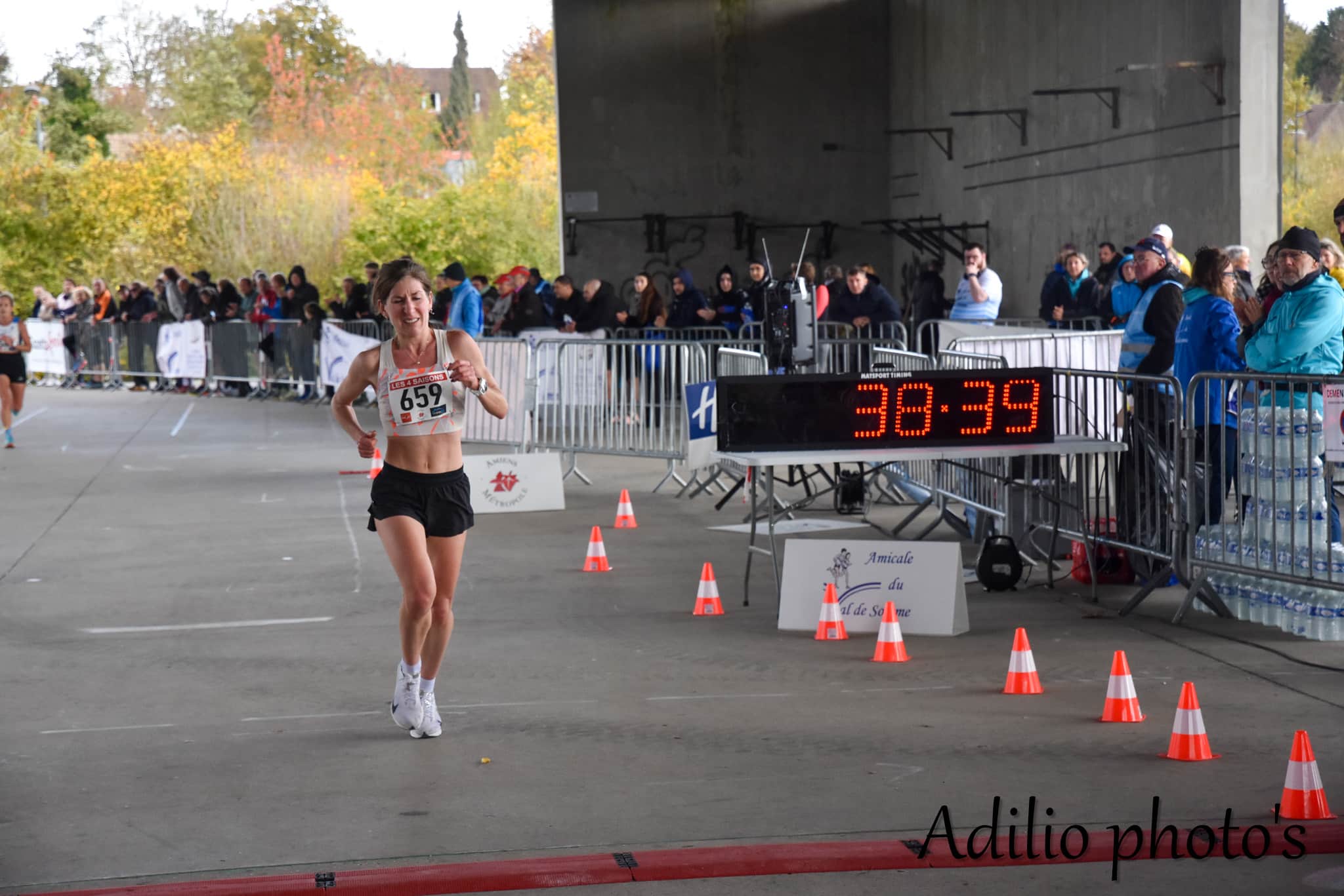 La grande finale de la Course des 4 Saisons a rassemblé près de 600 coureurs, venus de la contrée amiénoise mais aussi de plus loin, notamment du bassin parisien, pour se présenter à une, deux ou trois des épreuves qui se sont succédé ce dimanche 2 novembre au parc du Grand Marais, fidèle lieu de cet événement organisé quatre fois par an par l’Amicale Val de Somme.