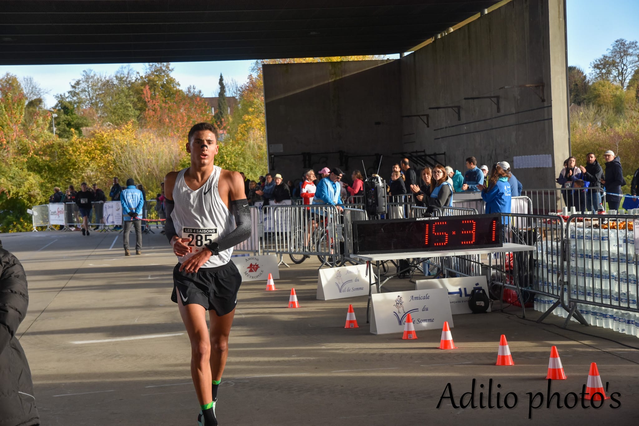 La grande finale de la Course des 4 Saisons a rassemblé près de 600 coureurs, venus de la contrée amiénoise mais aussi de plus loin, notamment du bassin parisien, pour se présenter à une, deux ou trois des épreuves qui se sont succédé ce dimanche 2 novembre au parc du Grand Marais, fidèle lieu de cet événement organisé quatre fois par an par l’Amicale Val de Somme.