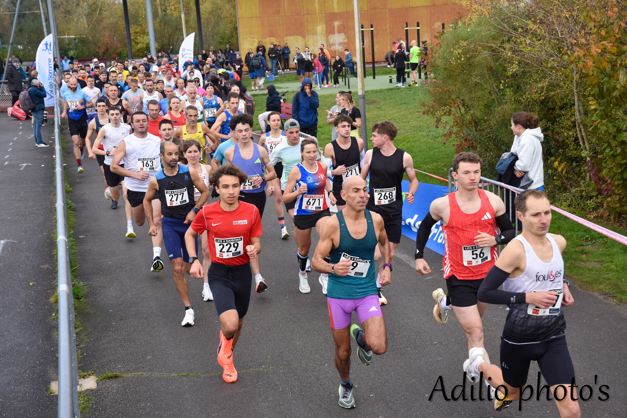 La grande finale de la Course des 4 Saisons a rassemblé près de 600 coureurs, venus de la contrée amiénoise mais aussi de plus loin, notamment du bassin parisien, pour se présenter à une, deux ou trois des épreuves qui se sont succédé ce dimanche 2 novembre au parc du Grand Marais, fidèle lieu de cet événement organisé quatre fois par an par l’Amicale Val de Somme.