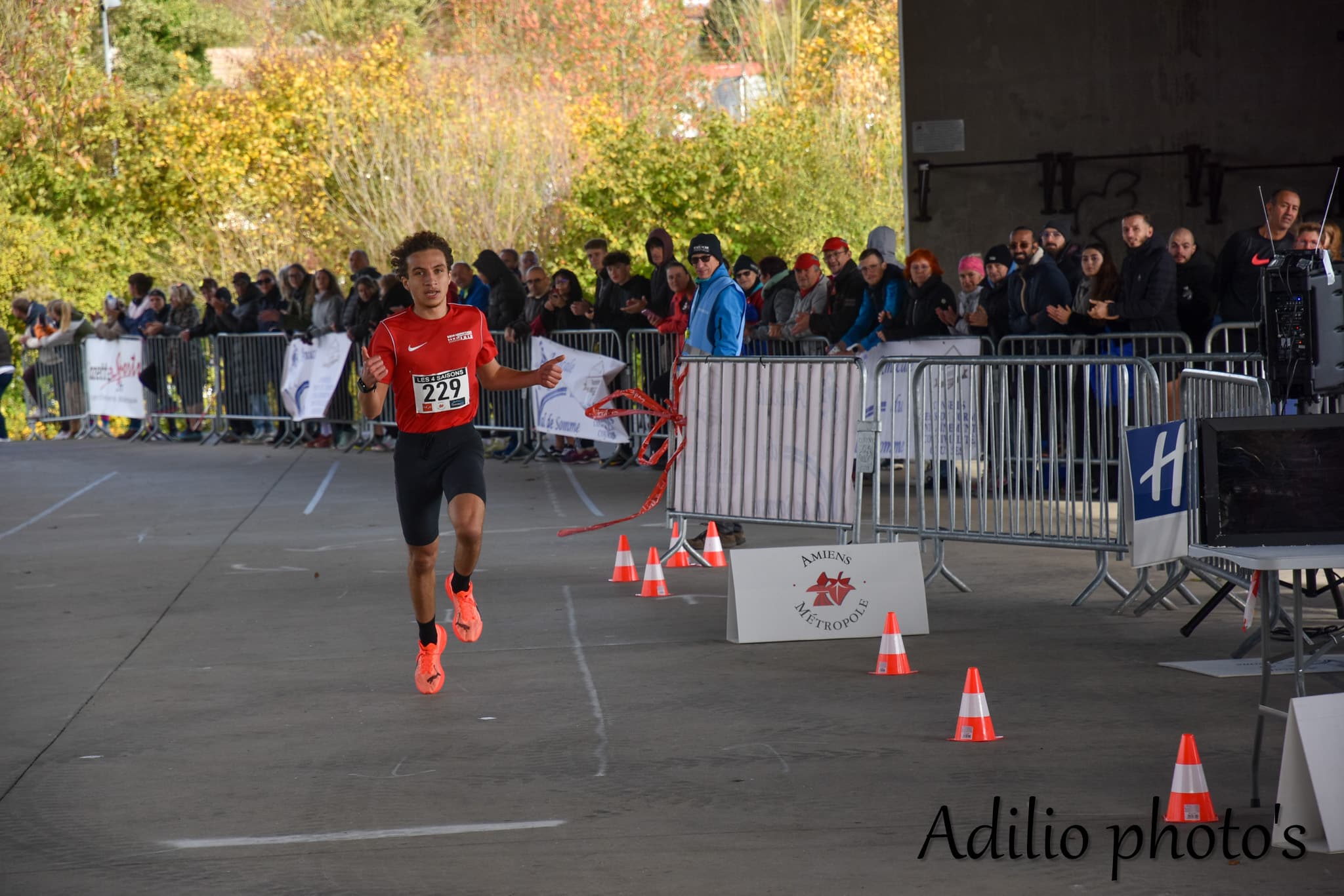La grande finale de la Course des 4 Saisons a rassemblé près de 600 coureurs, venus de la contrée amiénoise mais aussi de plus loin, notamment du bassin parisien, pour se présenter à une, deux ou trois des épreuves qui se sont succédé ce dimanche 2 novembre au parc du Grand Marais, fidèle lieu de cet événement organisé quatre fois par an par l’Amicale Val de Somme.