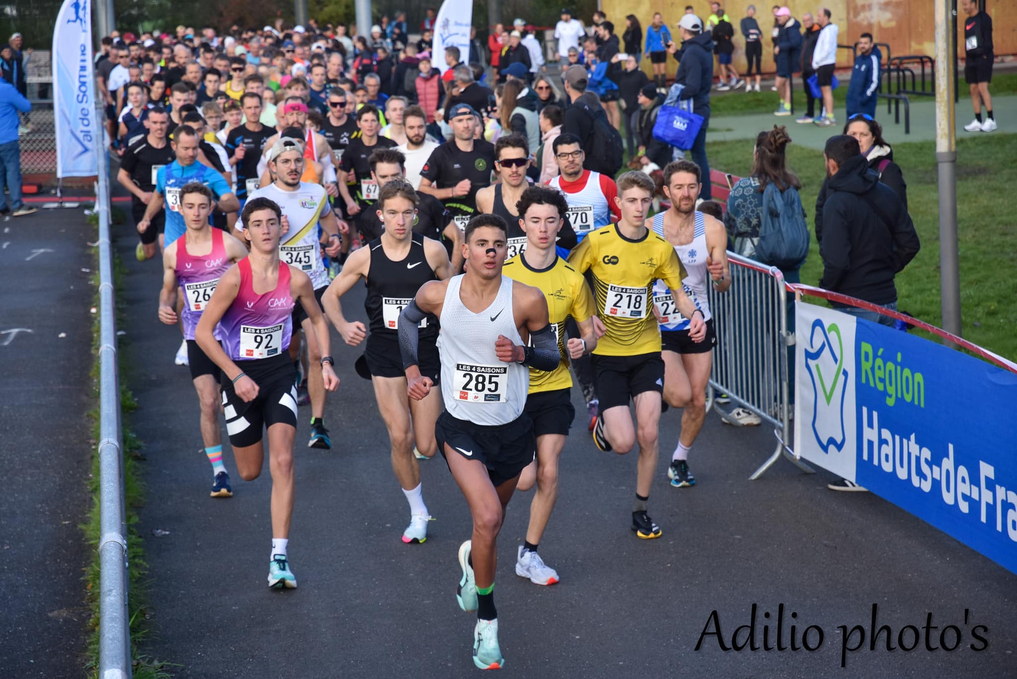 La grande finale de la Course des 4 Saisons a rassemblé près de 600 coureurs, venus de la contrée amiénoise mais aussi de plus loin, notamment du bassin parisien, pour se présenter à une, deux ou trois des épreuves qui se sont succédé ce dimanche 2 novembre au parc du Grand Marais, fidèle lieu de cet événement organisé quatre fois par an par l’Amicale Val de Somme.
