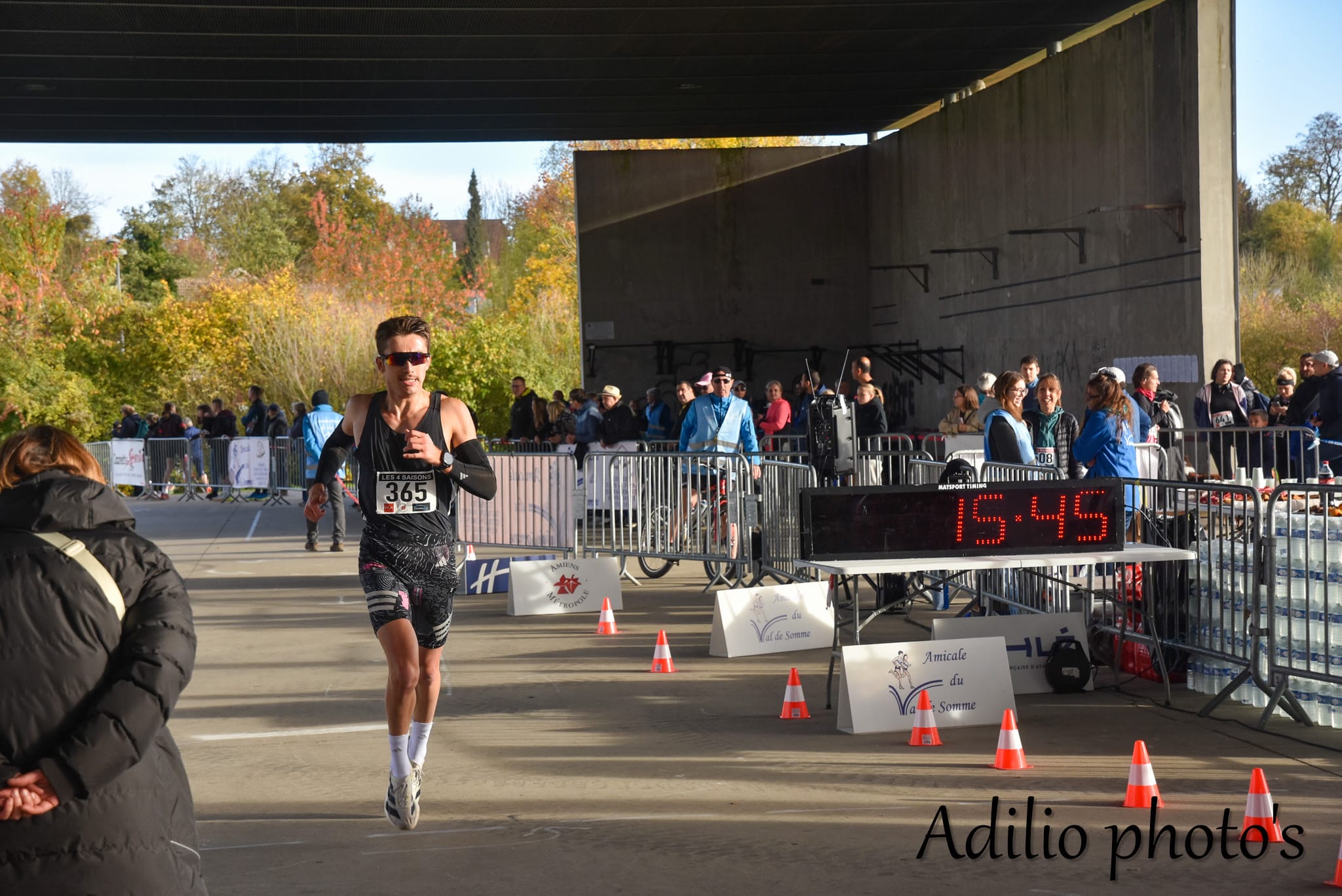 La grande finale de la Course des 4 Saisons a rassemblé près de 600 coureurs, venus de la contrée amiénoise mais aussi de plus loin, notamment du bassin parisien, pour se présenter à une, deux ou trois des épreuves qui se sont succédé ce dimanche 2 novembre au parc du Grand Marais, fidèle lieu de cet événement organisé quatre fois par an par l’Amicale Val de Somme.