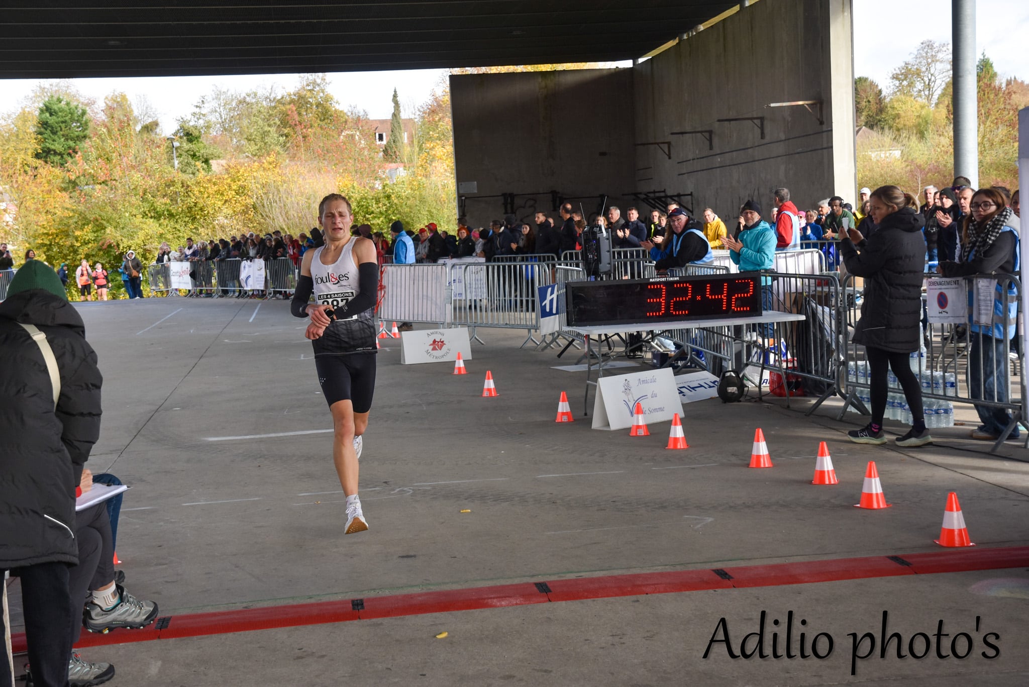 La grande finale de la Course des 4 Saisons a rassemblé près de 600 coureurs, venus de la contrée amiénoise mais aussi de plus loin, notamment du bassin parisien, pour se présenter à une, deux ou trois des épreuves qui se sont succédé ce dimanche 2 novembre au parc du Grand Marais, fidèle lieu de cet événement organisé quatre fois par an par l’Amicale Val de Somme.