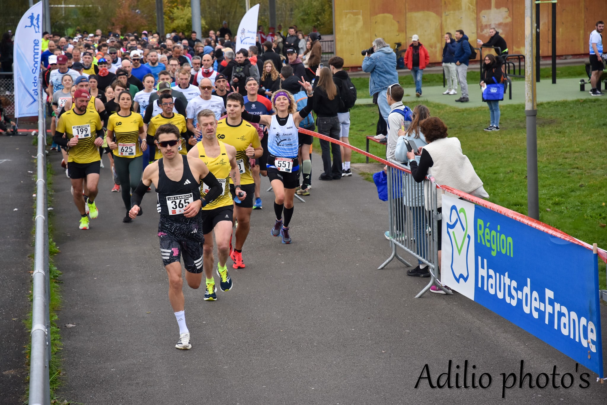 La grande finale de la Course des 4 Saisons a rassemblé près de 600 coureurs, venus de la contrée amiénoise mais aussi de plus loin, notamment du bassin parisien, pour se présenter à une, deux ou trois des épreuves qui se sont succédé ce dimanche 2 novembre au parc du Grand Marais, fidèle lieu de cet événement organisé quatre fois par an par l’Amicale Val de Somme.