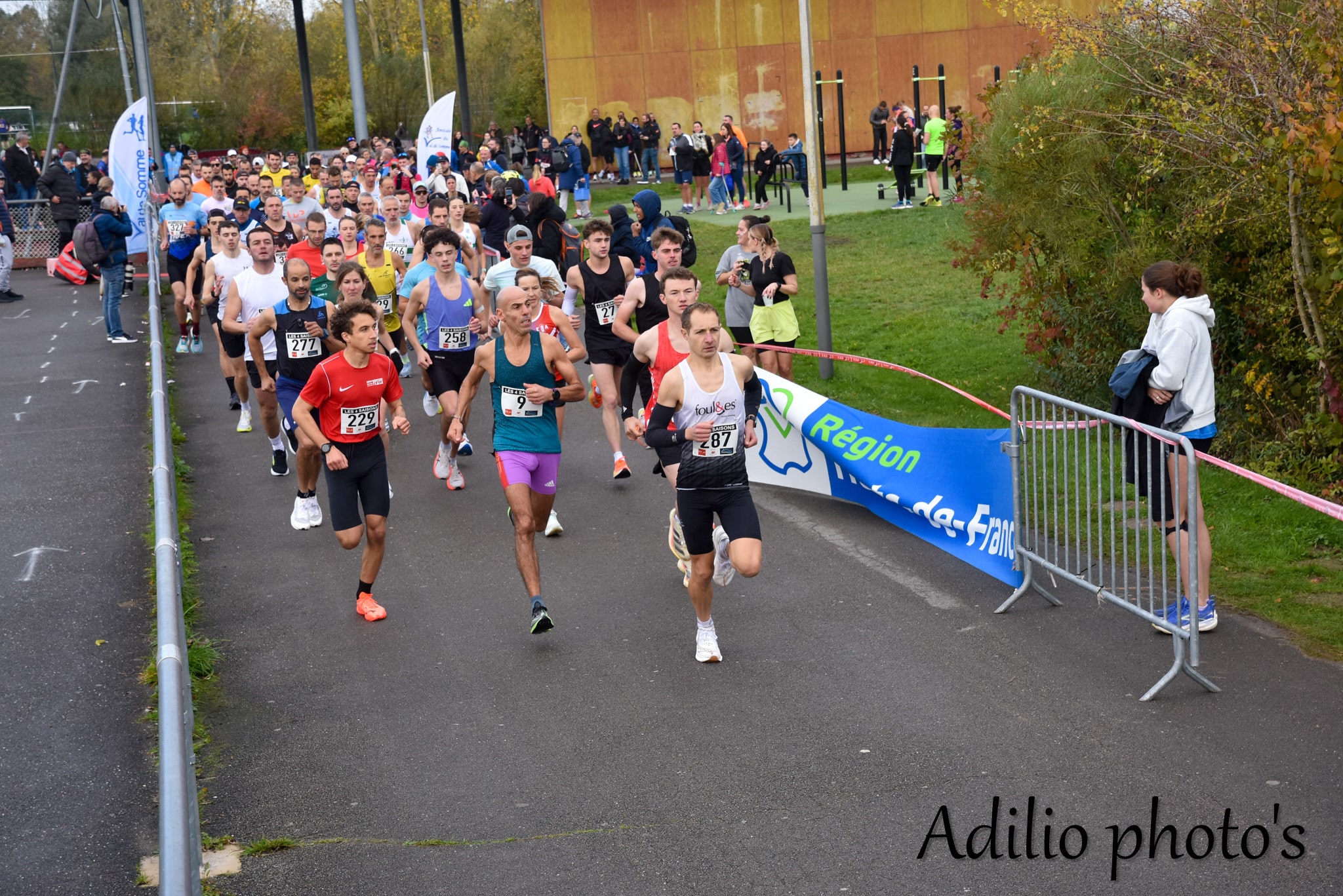 La grande finale de la Course des 4 Saisons a rassemblé près de 600 coureurs, venus de la contrée amiénoise mais aussi de plus loin, notamment du bassin parisien, pour se présenter à une, deux ou trois des épreuves qui se sont succédé ce dimanche 2 novembre au parc du Grand Marais, fidèle lieu de cet événement organisé quatre fois par an par l’Amicale Val de Somme.