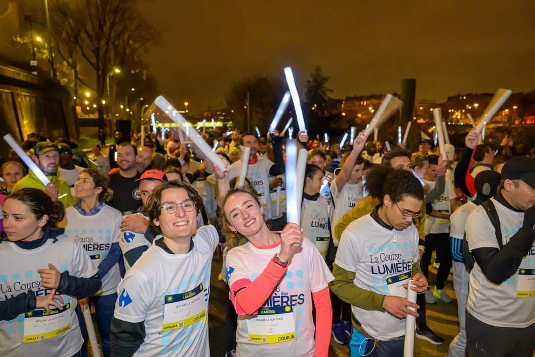 Pluie légère, 15 000 participants et 260 000 € récoltés : la Course des Lumières Paris 2025 a illuminé la capitale pour l’Institut Curie.