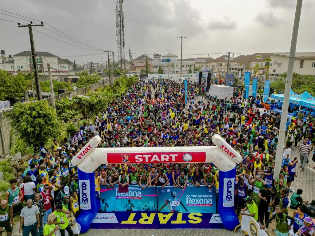 Les marathons en Afrique attirent chaque année de plus en plus de participants. Qu’ils soient visiteurs étrangers ou coureurs locaux, tous partagent la même soif de kilomètres, à travers des paysages divers mêlant mer, montagne et ville.