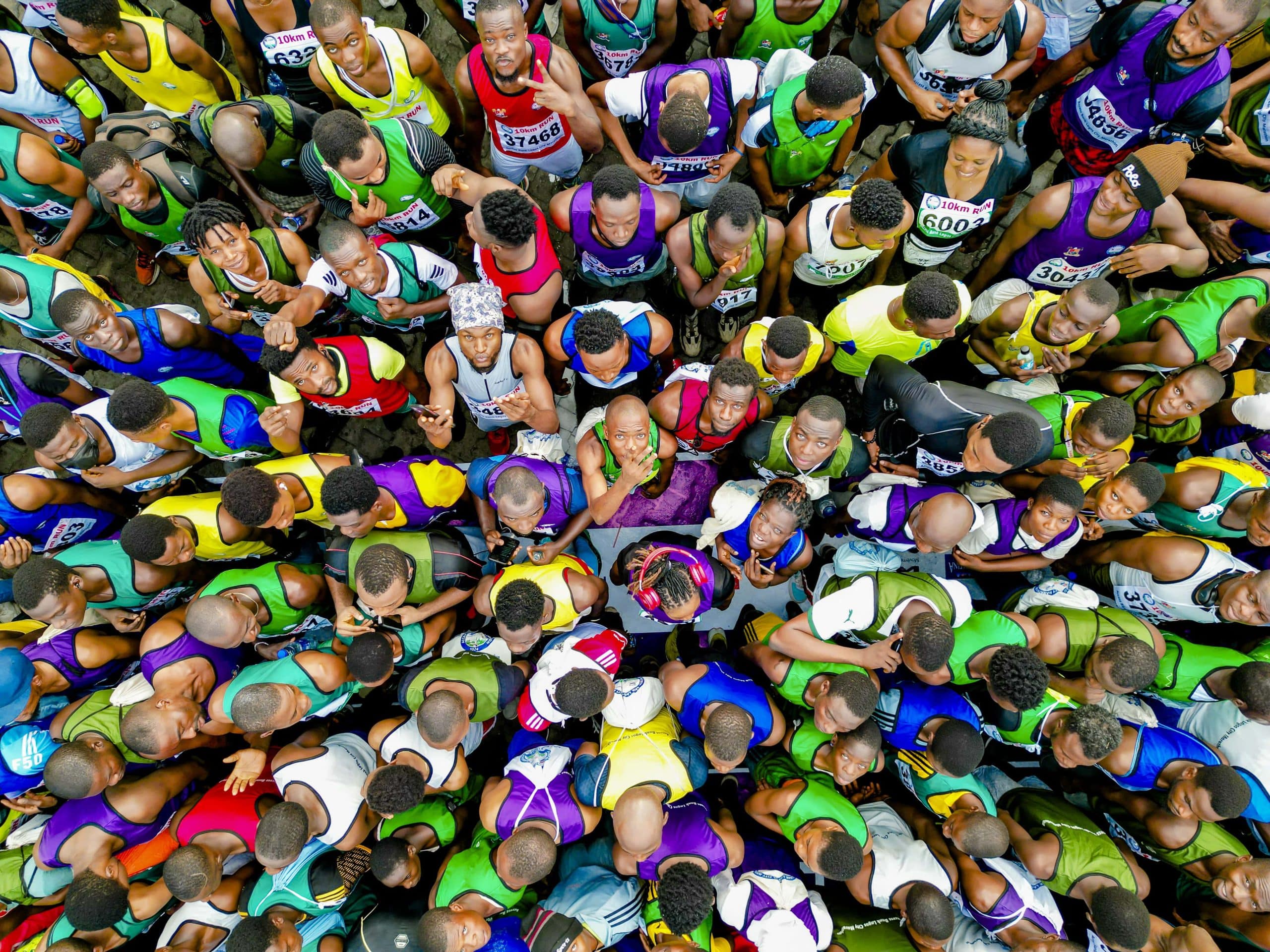 Les marathons en Afrique attirent chaque année de plus en plus de participants. Qu’ils soient visiteurs étrangers ou coureurs locaux, tous partagent la même soif de kilomètres, à travers des paysages divers mêlant mer, montagne et ville.