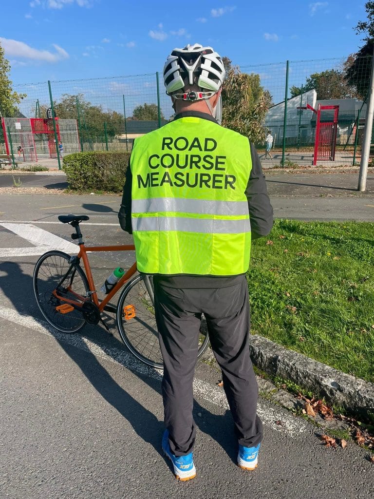 Pourquoi votre montre affiche toujours plus ? Découvrez comment les parcours de course sont mesurés au centimètre près.