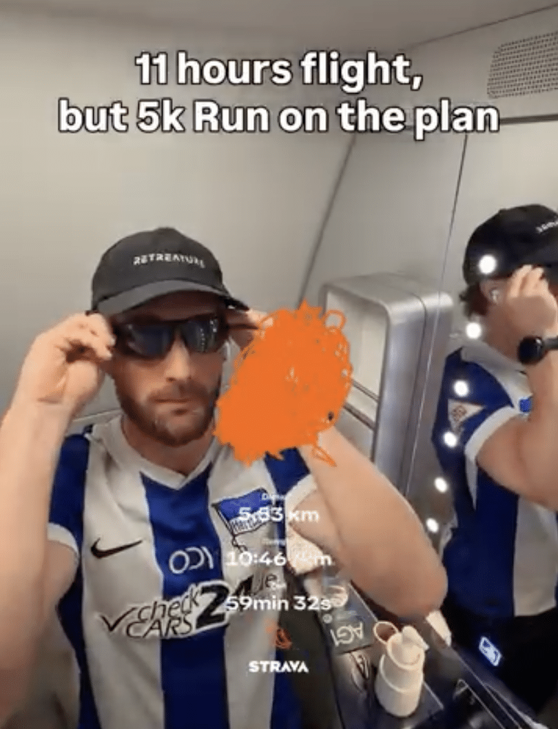 Onze heures de vol. Un siège trop étroit. Les jambes qui fourmillent. Pour beaucoup, le programme ressemble à une succession de films médiocres et de siestes hachées. Pour Dom Stroh, runner assumé et accro aux kilomètres, le plan de vol a pris une autre tournure, transformer les toilettes de l’avion en piste de course. Résultat ? 5,5 kilomètres parcourus en près d’une heure, à dix mille mètres d’altitude, entre deux turbulences et quelques regards intrigués.