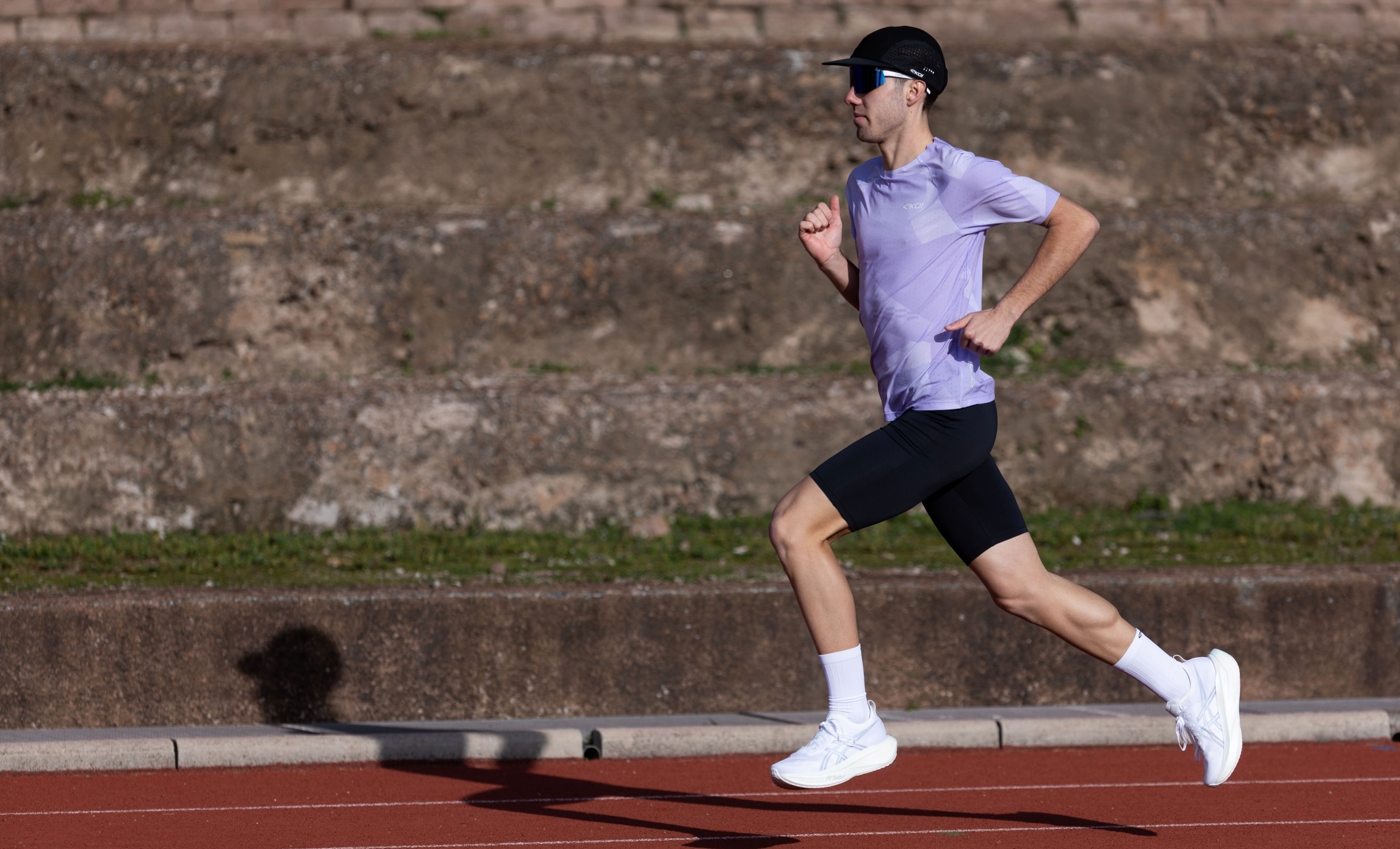 Spécialiste du cyclisme, EKOÏ arrive dans le running avec une collection textile technique. Trois gammes pensées pour l’entraînement et la compétition.