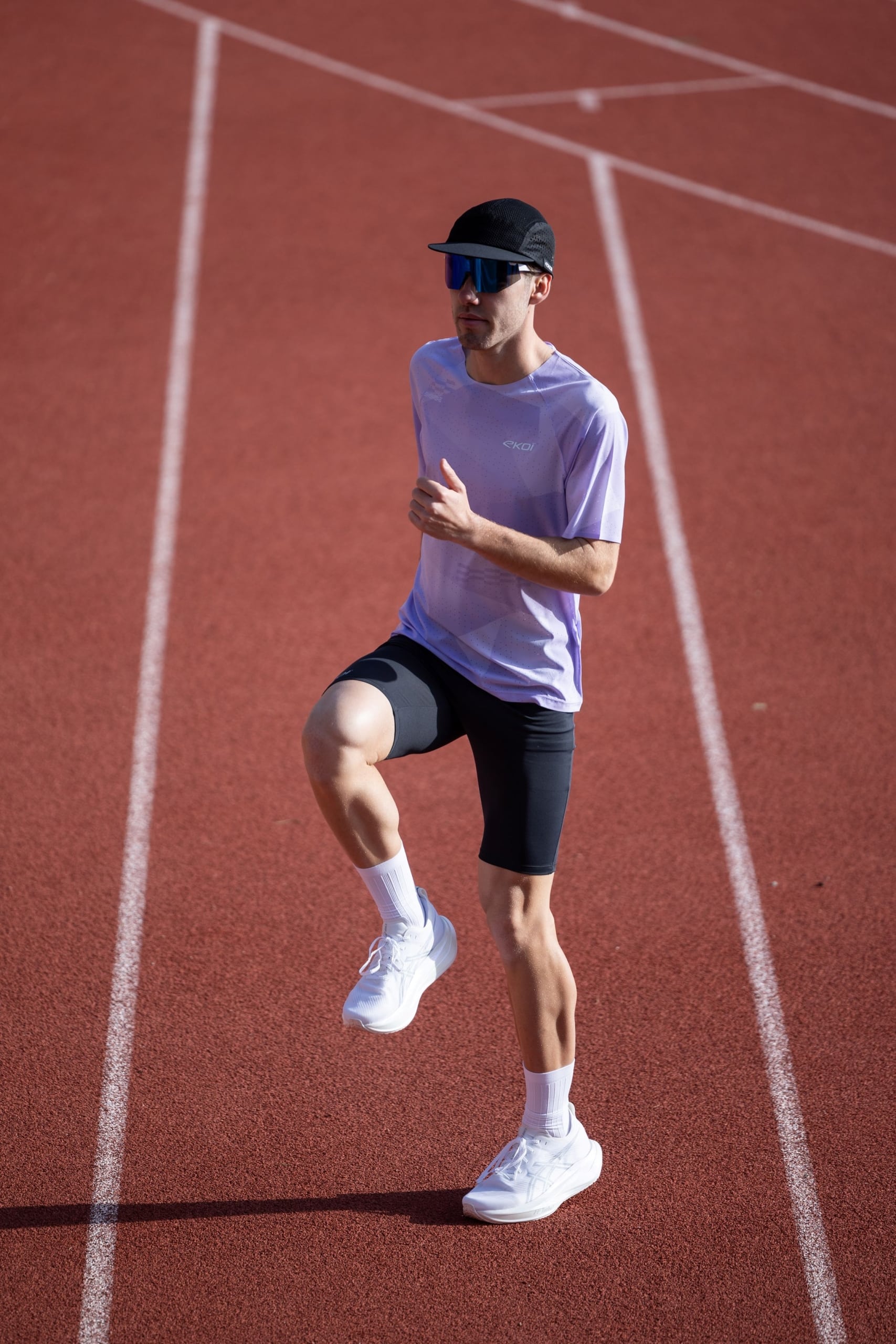 Spécialiste du cyclisme, EKOÏ arrive dans le running avec une collection textile technique. Trois gammes pensées pour l’entraînement et la compétition.