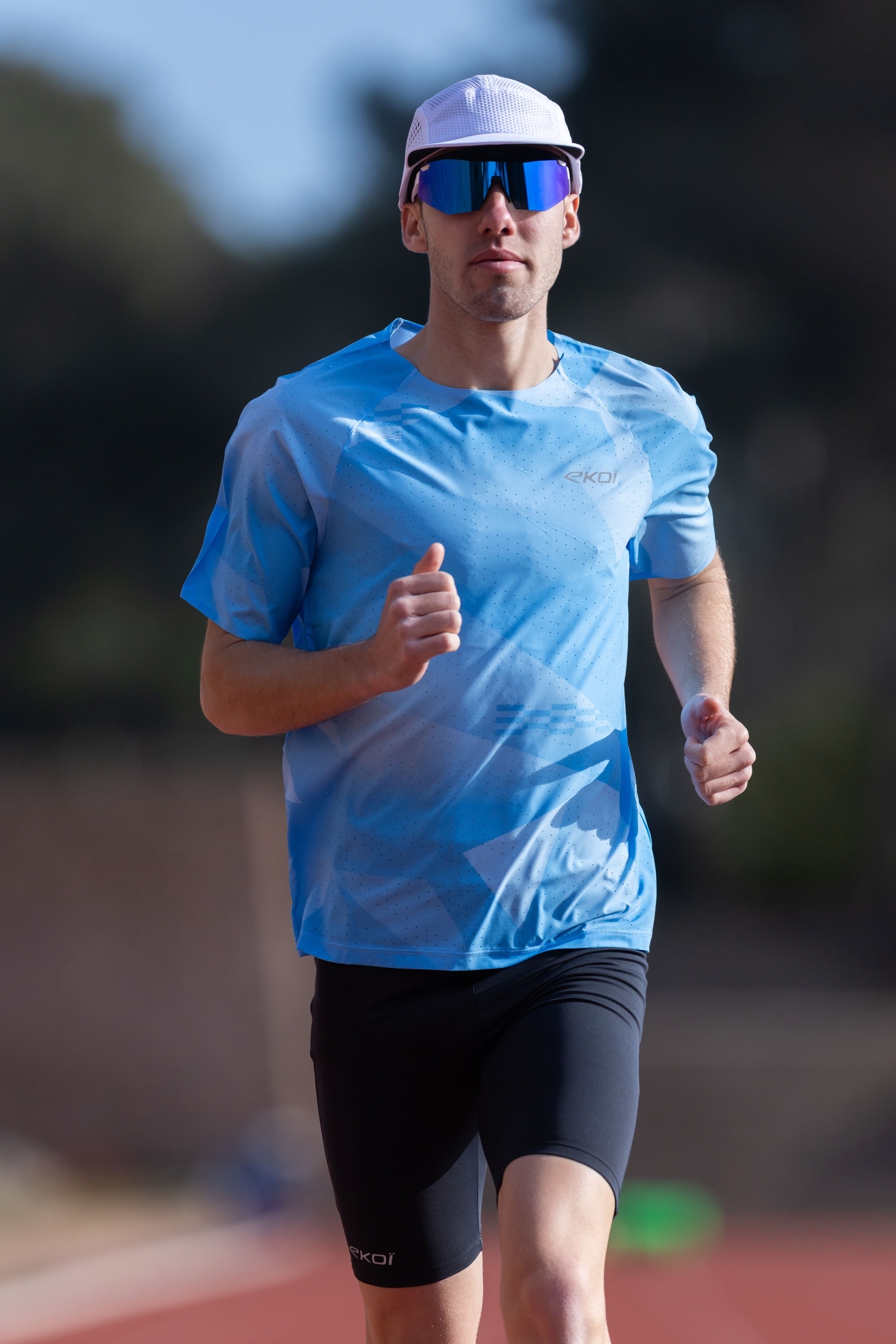 Spécialiste du cyclisme, EKOÏ arrive dans le running avec une collection textile technique. Trois gammes pensées pour l’entraînement et la compétition.