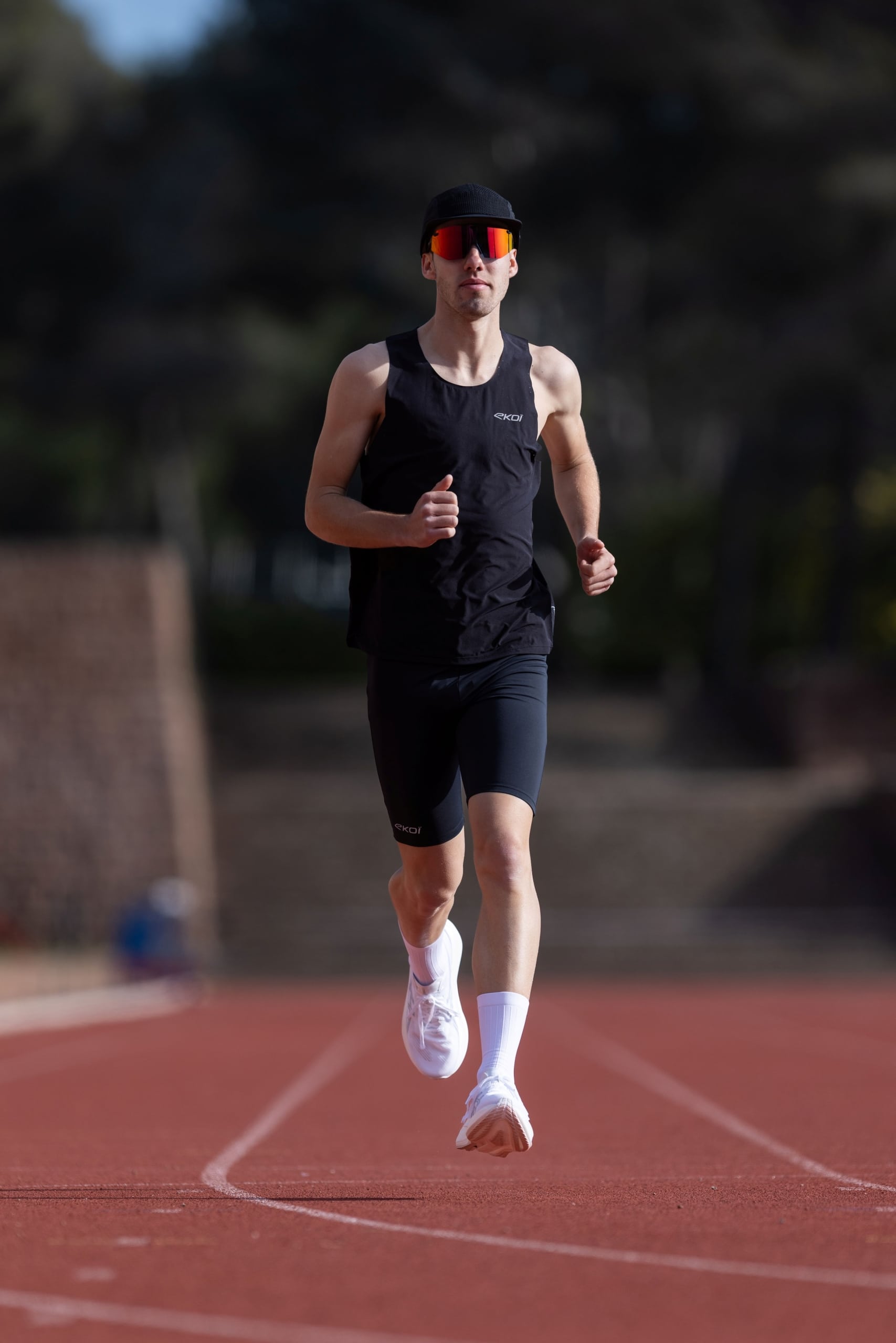 Spécialiste du cyclisme, EKOÏ arrive dans le running avec une collection textile technique. Trois gammes pensées pour l’entraînement et la compétition.