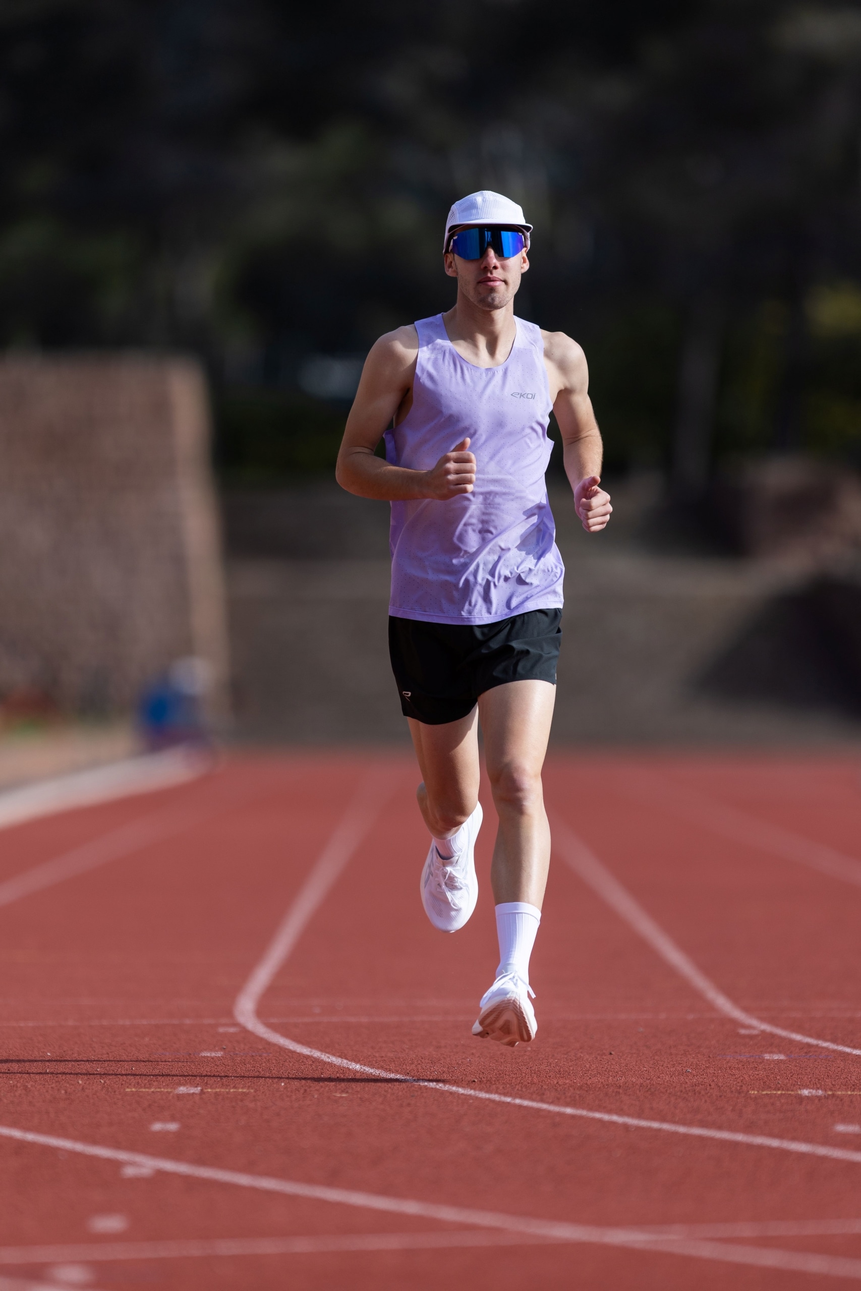 Spécialiste du cyclisme, EKOÏ arrive dans le running avec une collection textile technique. Trois gammes pensées pour l’entraînement et la compétition.