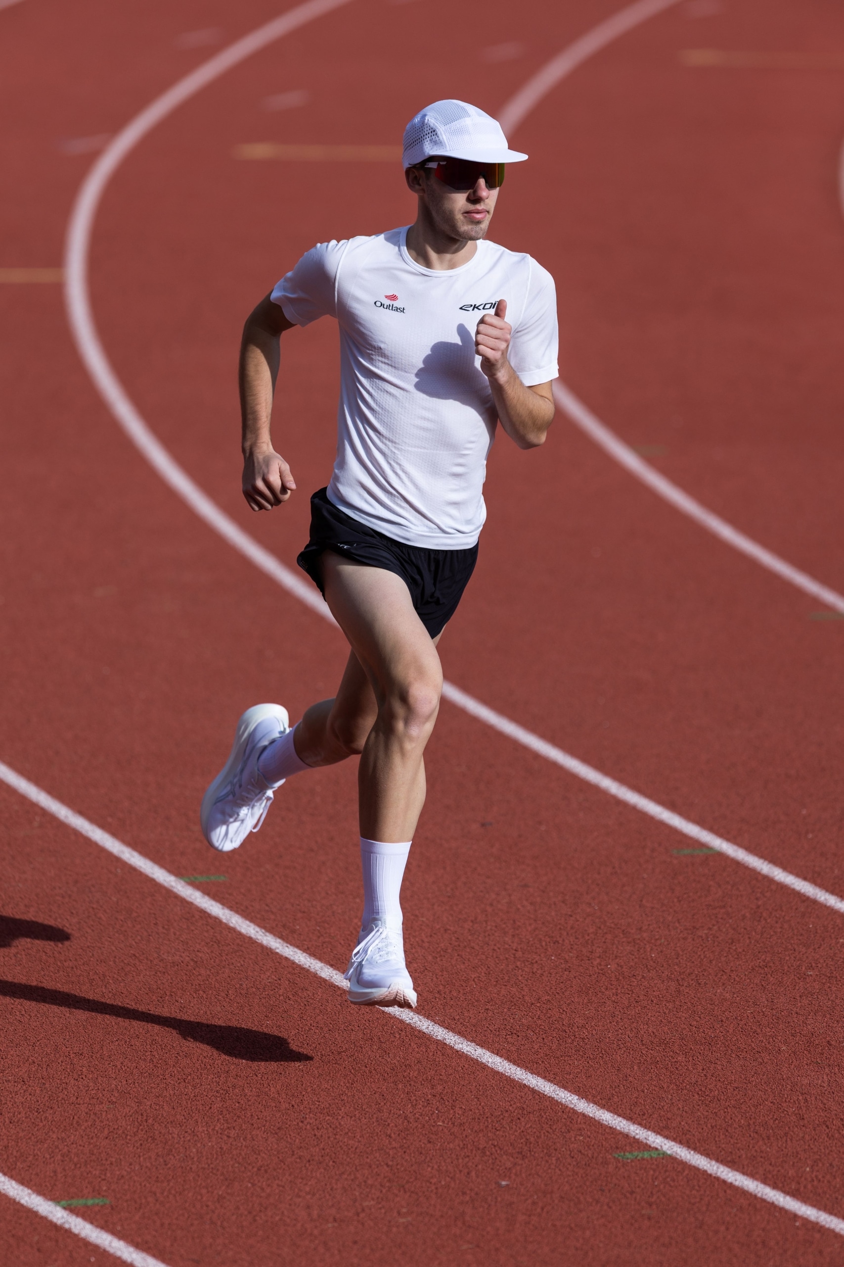 Spécialiste du cyclisme, EKOÏ arrive dans le running avec une collection textile technique. Trois gammes pensées pour l’entraînement et la compétition.