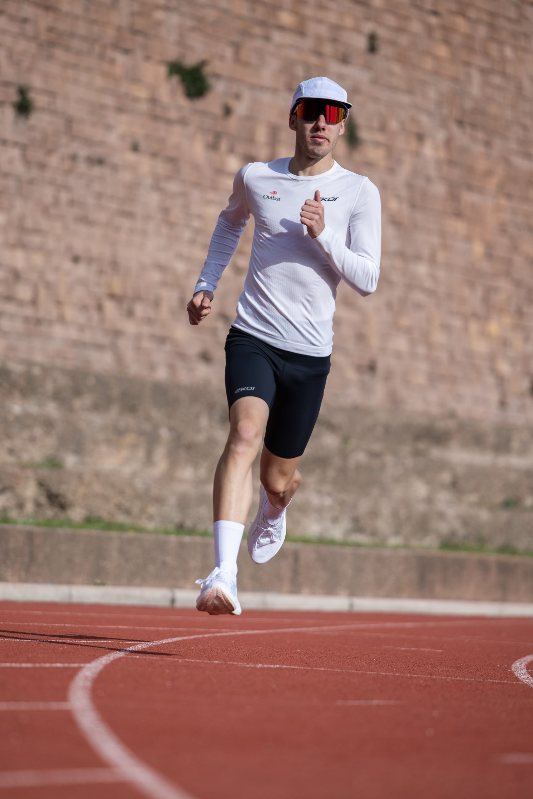 Spécialiste du cyclisme, EKOÏ arrive dans le running avec une collection textile technique. Trois gammes pensées pour l’entraînement et la compétition.