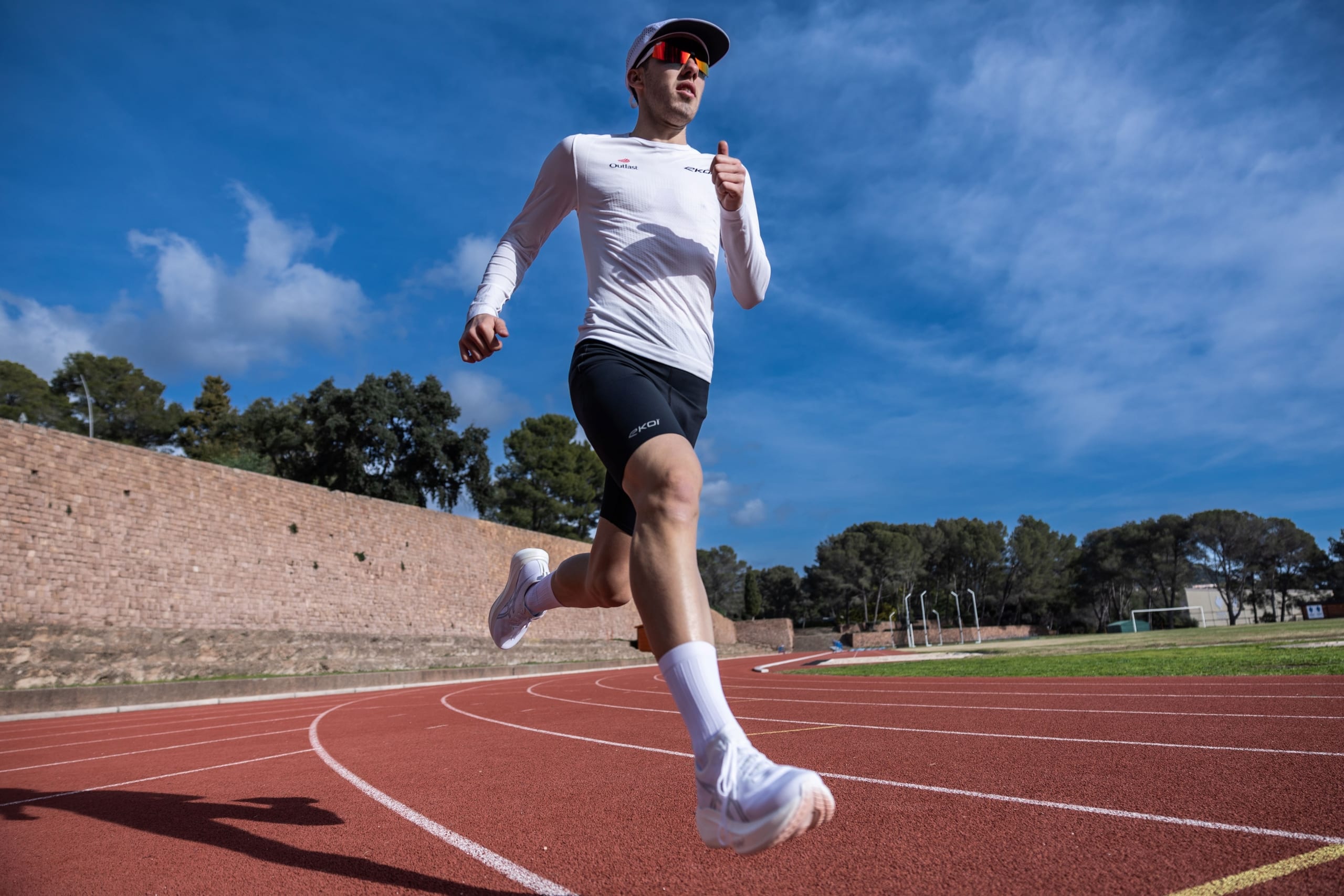 Spécialiste du cyclisme, EKOÏ arrive dans le running avec une collection textile technique. Trois gammes pensées pour l’entraînement et la compétition.